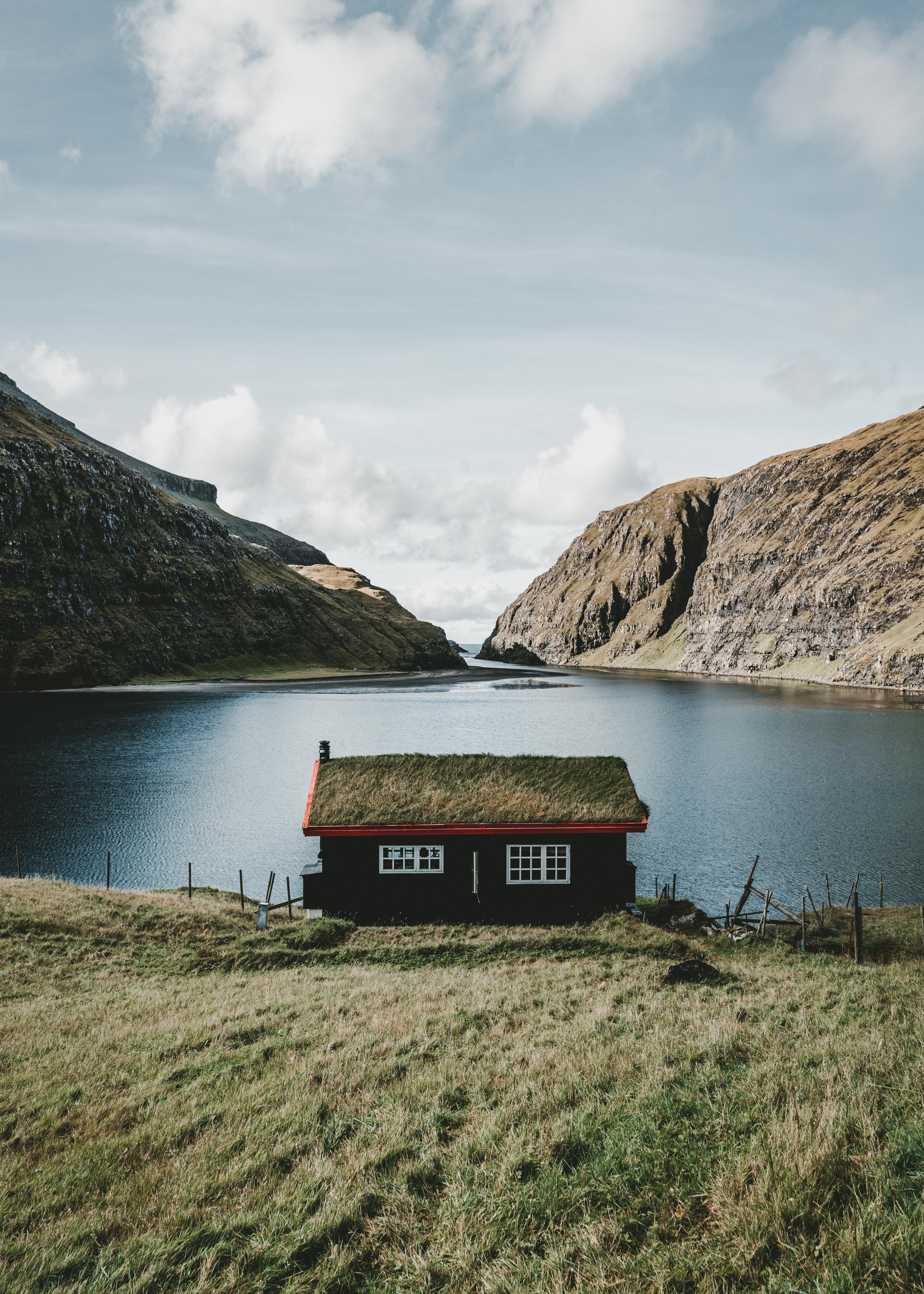 108207 скачать обои фарерские острова, домик, горы, архипелаг, озеро, природа, деревня, саксун - заставки и картинки бесплатно
