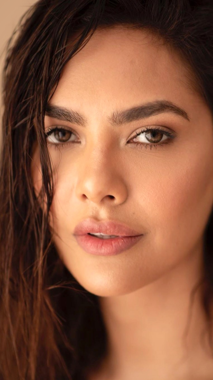 Download mobile wallpaper Face, Brunette, Indian, Celebrity, Brown Eyes, Actress, Esha Gupta for free.