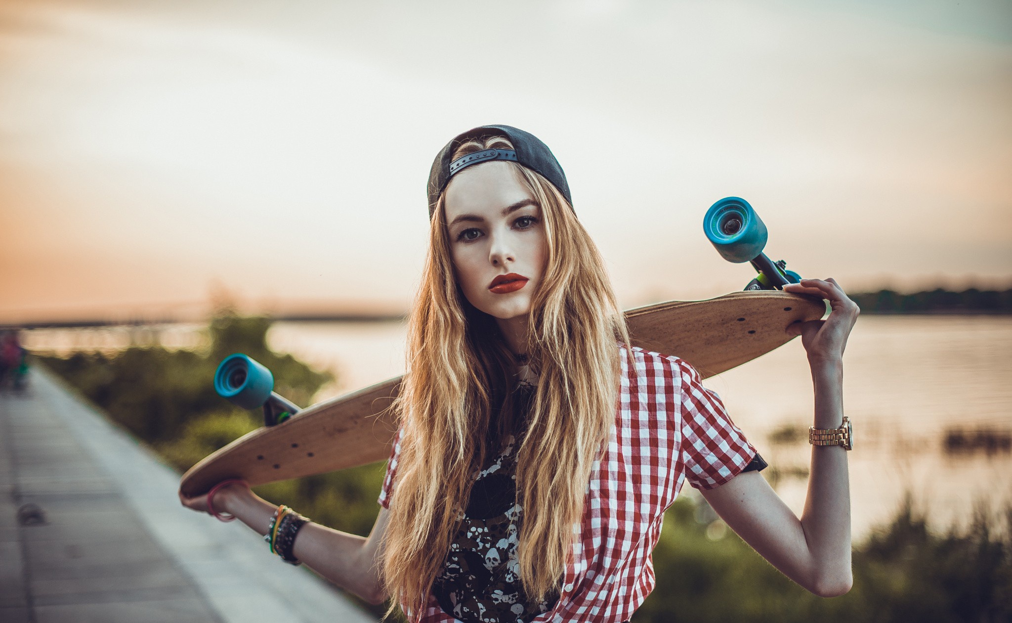 Handy-Wallpaper Skateboard, Modell, Frauen, Blondinen, Lange Haare, Lippenstift kostenlos herunterladen.