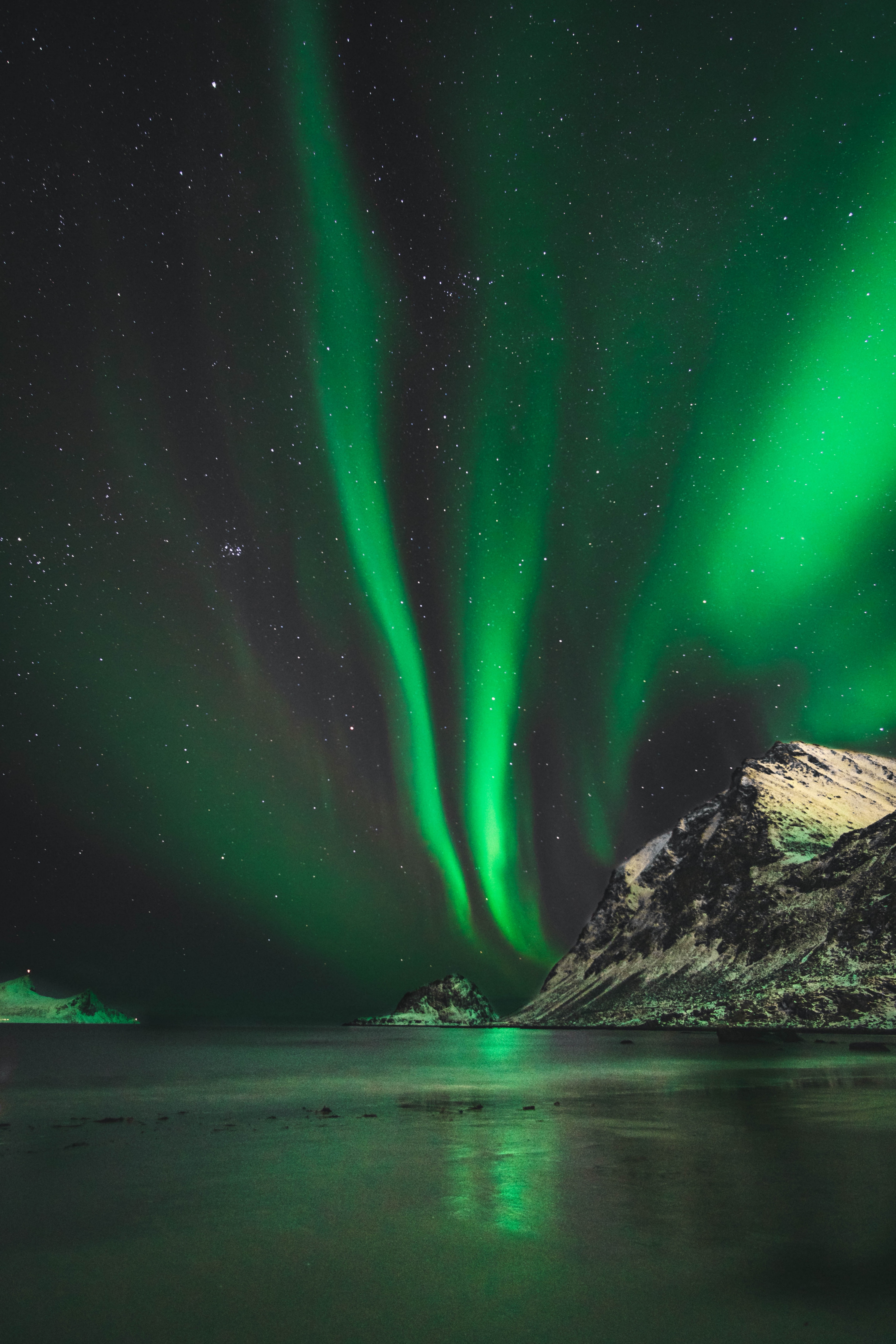 138753 baixar papel de parede aurora, noruega, natureza, gelo, neve, montanha, aurora boreal - protetores de tela e imagens gratuitamente