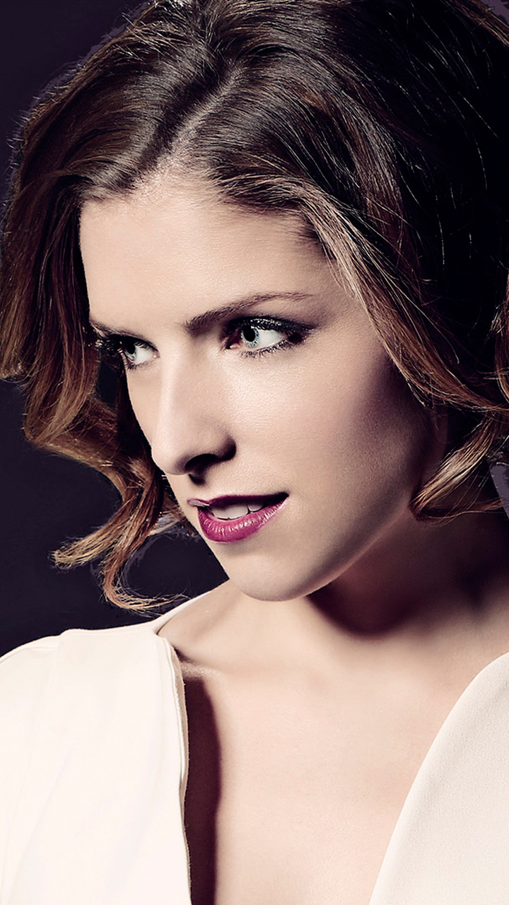 Handy-Wallpaper Gesicht, Brünette, Blaue Augen, Berühmtheiten, Darstellerin, Lippenstift, Anna Kendrick kostenlos herunterladen.