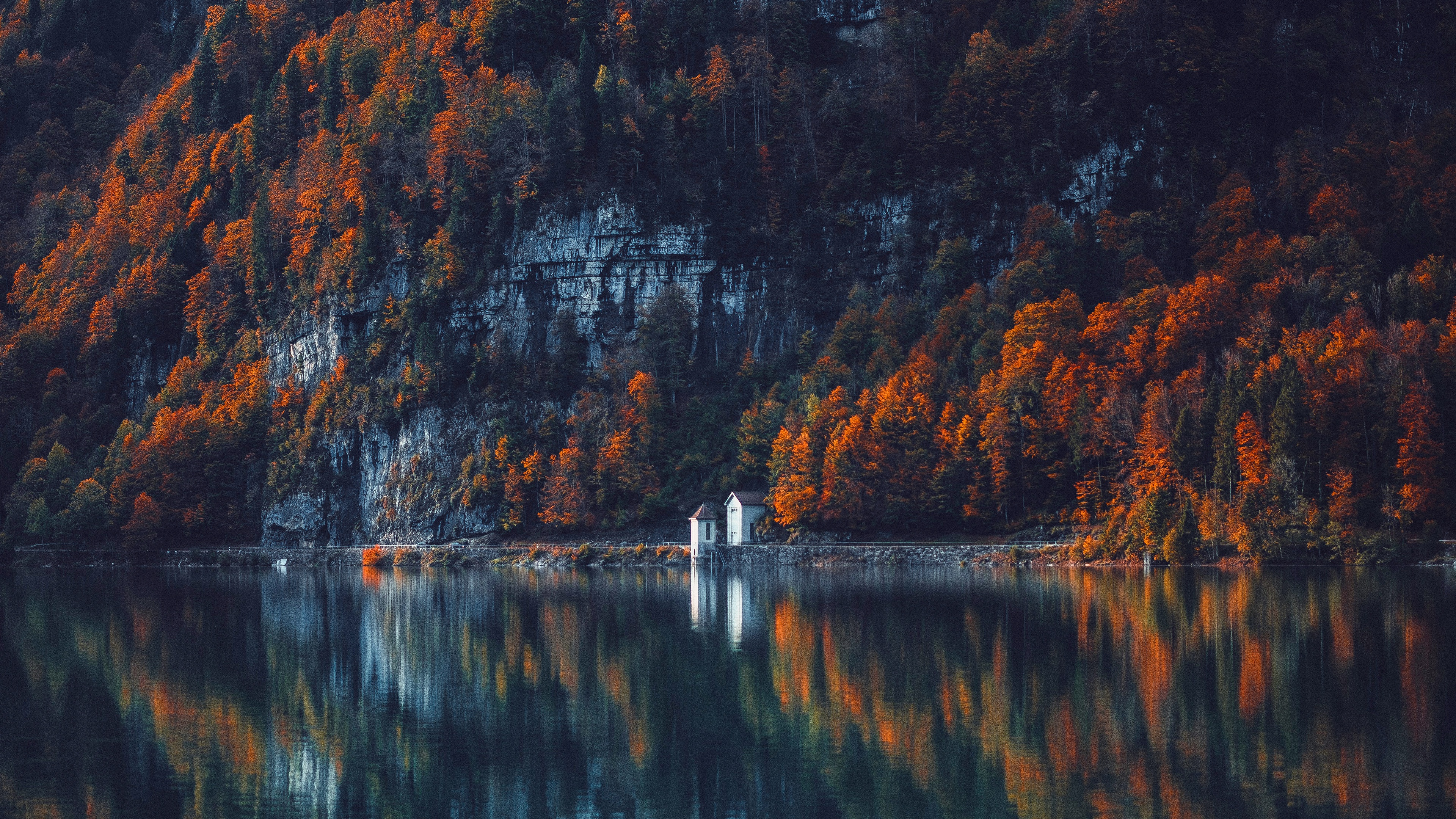 Handy-Wallpaper Herbst, Gebäude, See, Wald, Gebirge, Fotografie, Spiegelung kostenlos herunterladen.