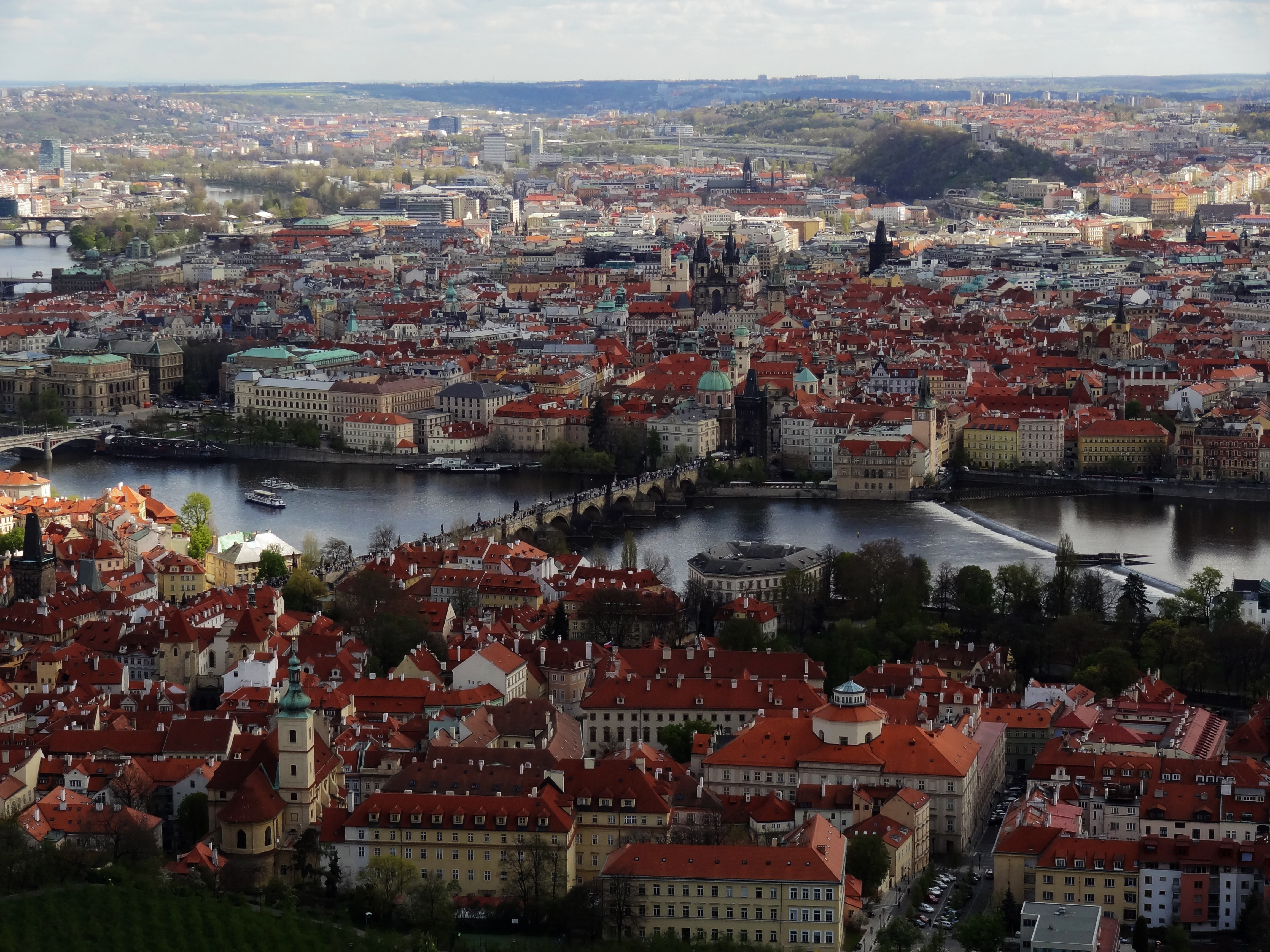 Скачать картинку Прага, Крыши, Здания, Город, Города, Архитектура в телефон бесплатно.