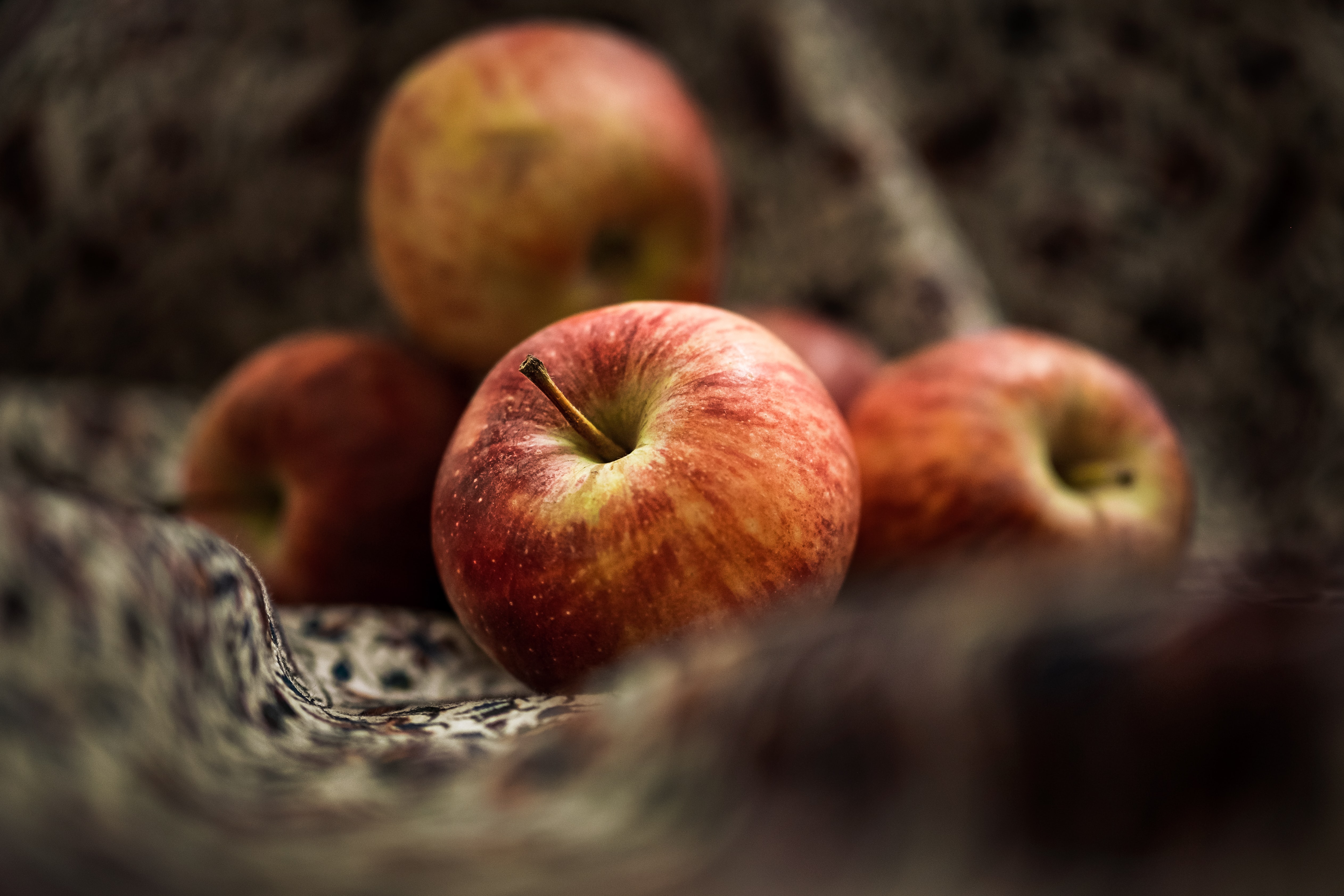 131579 скачать обои яблоко, еда, красный, крупным планом, фрукт - заставки и картинки бесплатно