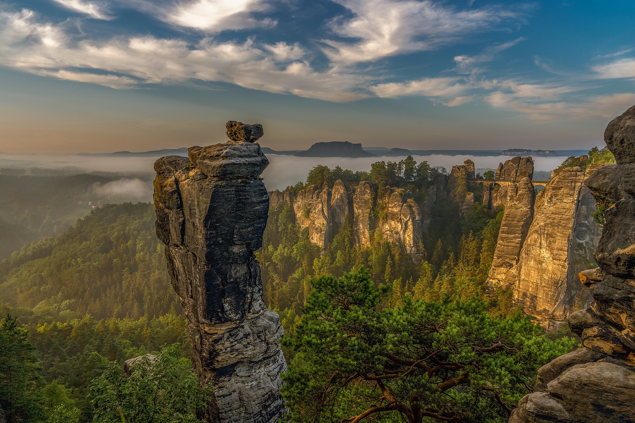 Handy-Wallpaper Landschaft, Natur, Wald, Nebel, Klippe, Erde/natur kostenlos herunterladen.