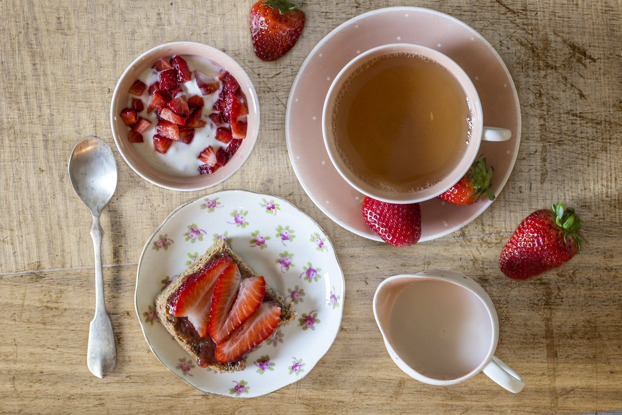 Handy-Wallpaper Erdbeere, Tee, Joghurt, Nahrungsmittel, Frühstuck kostenlos herunterladen.