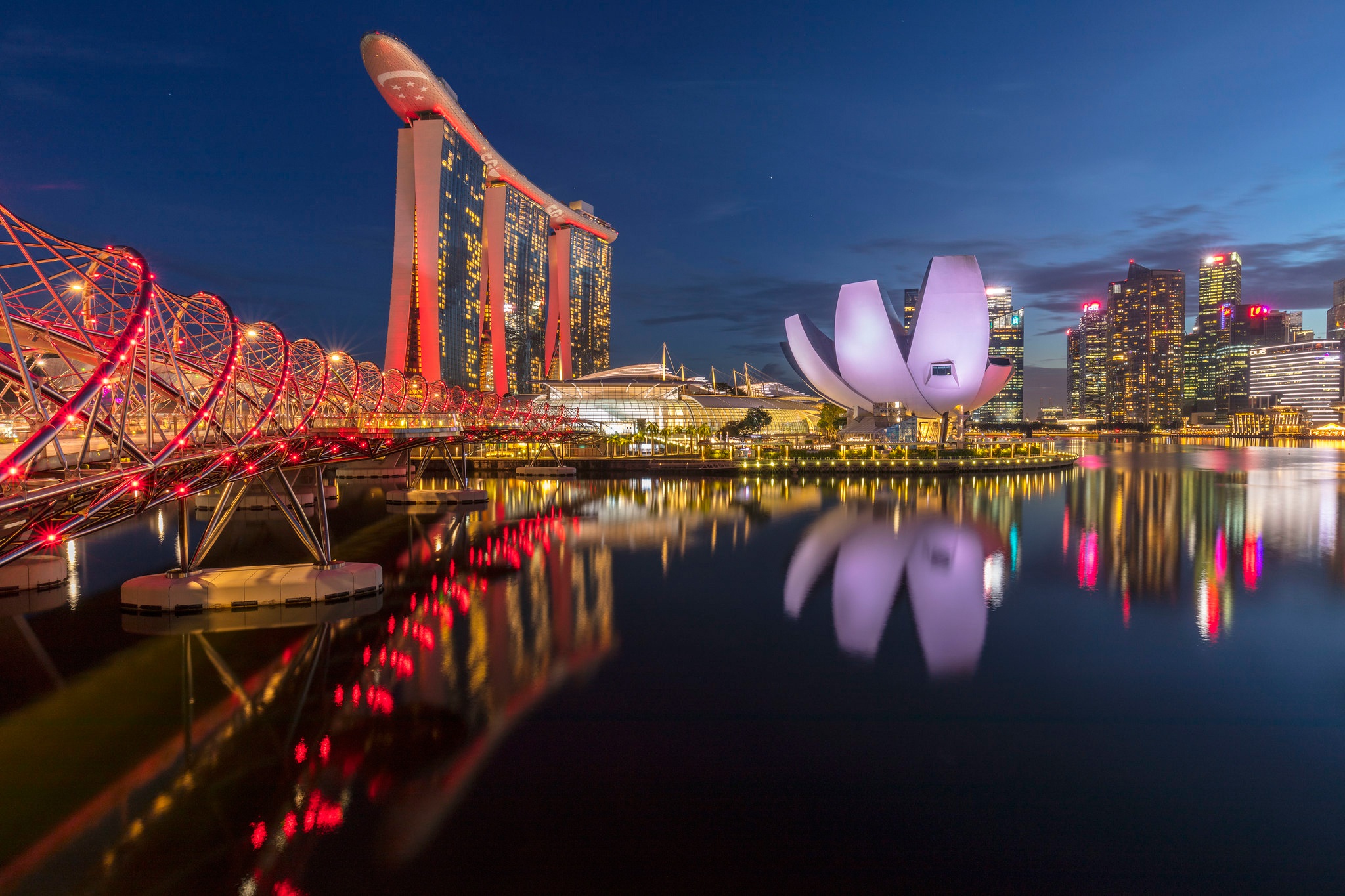Descarga gratis la imagen Noche, Edificio, Singapur, Hecho Por El Hombre, Reflejo, Marina Bay Sands en el escritorio de tu PC