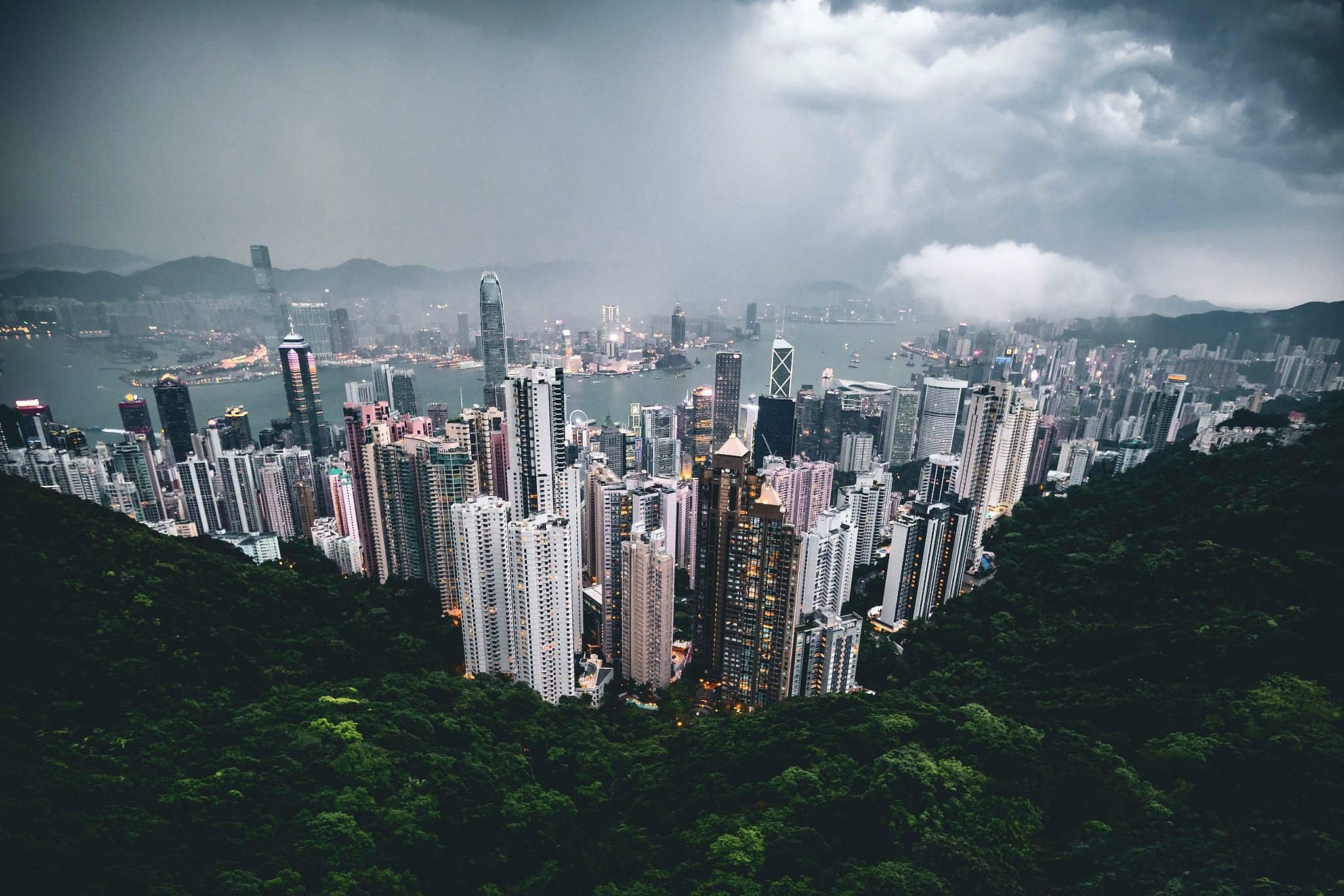 Baixar papel de parede para celular de Cidades, Cidade, Arranha Céu, Construção, Nuvem, China, Hong Kong, Feito Pelo Homem gratuito.