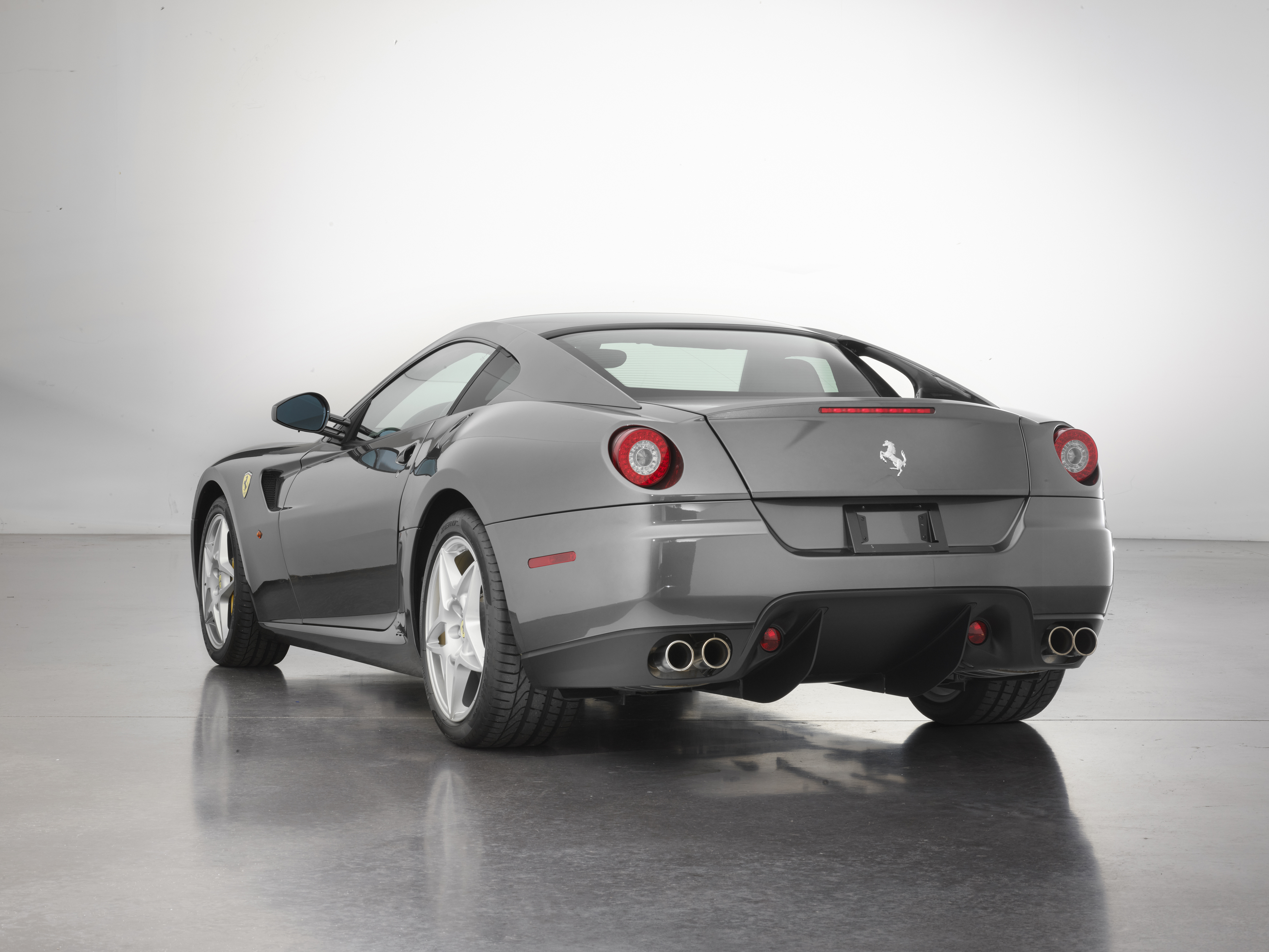 Handy-Wallpaper Ferrari, Supersportwagen, Fahrzeuge, Silbernes Auto, Ferrari 599 Gtb Fiorano kostenlos herunterladen.