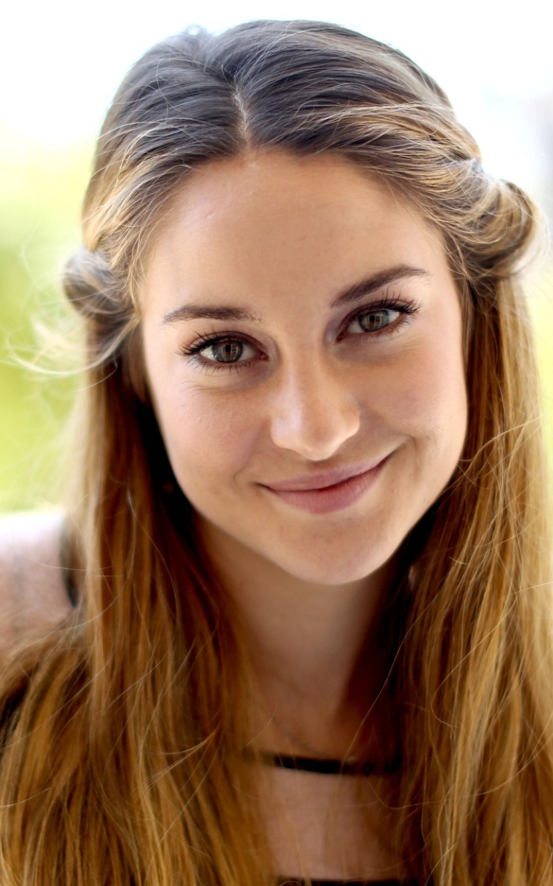 Download mobile wallpaper Smile, Face, Brunette, American, Celebrity, Actress, Shailene Woodley for free.