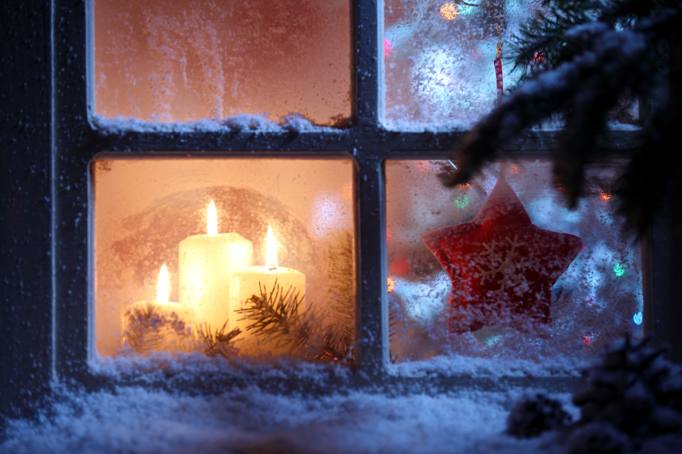 Handy-Wallpaper Feiertage, Weihnachten, Fenster, Weihnachtsschmuck, Kerze kostenlos herunterladen.