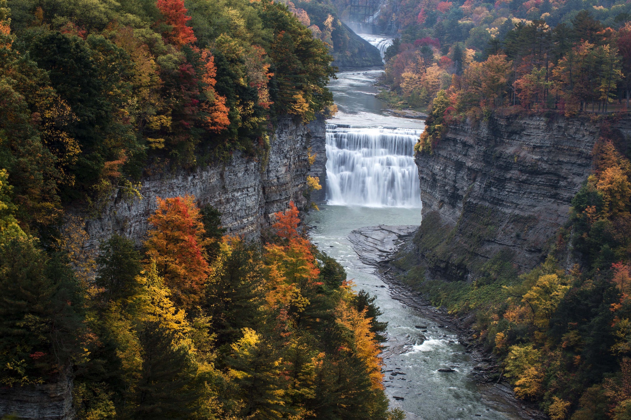 Скачать картинку Река, Осень, Водопады, Водопад, Земля/природа, Утёс в телефон бесплатно.