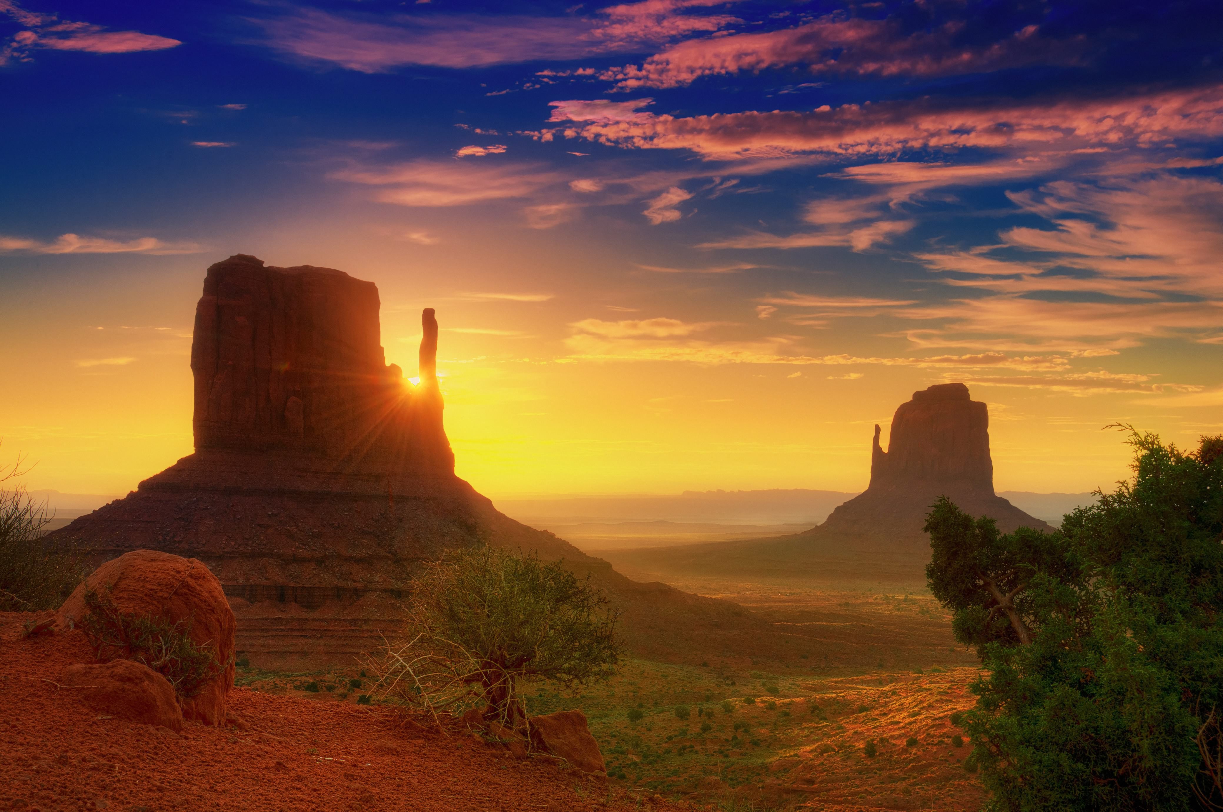 685285 télécharger le fond d'écran monument valley, arizona, terre/nature, désert, ciel, rayon de soleil, lever de soleil, utah - économiseurs d'écran et images gratuitement
