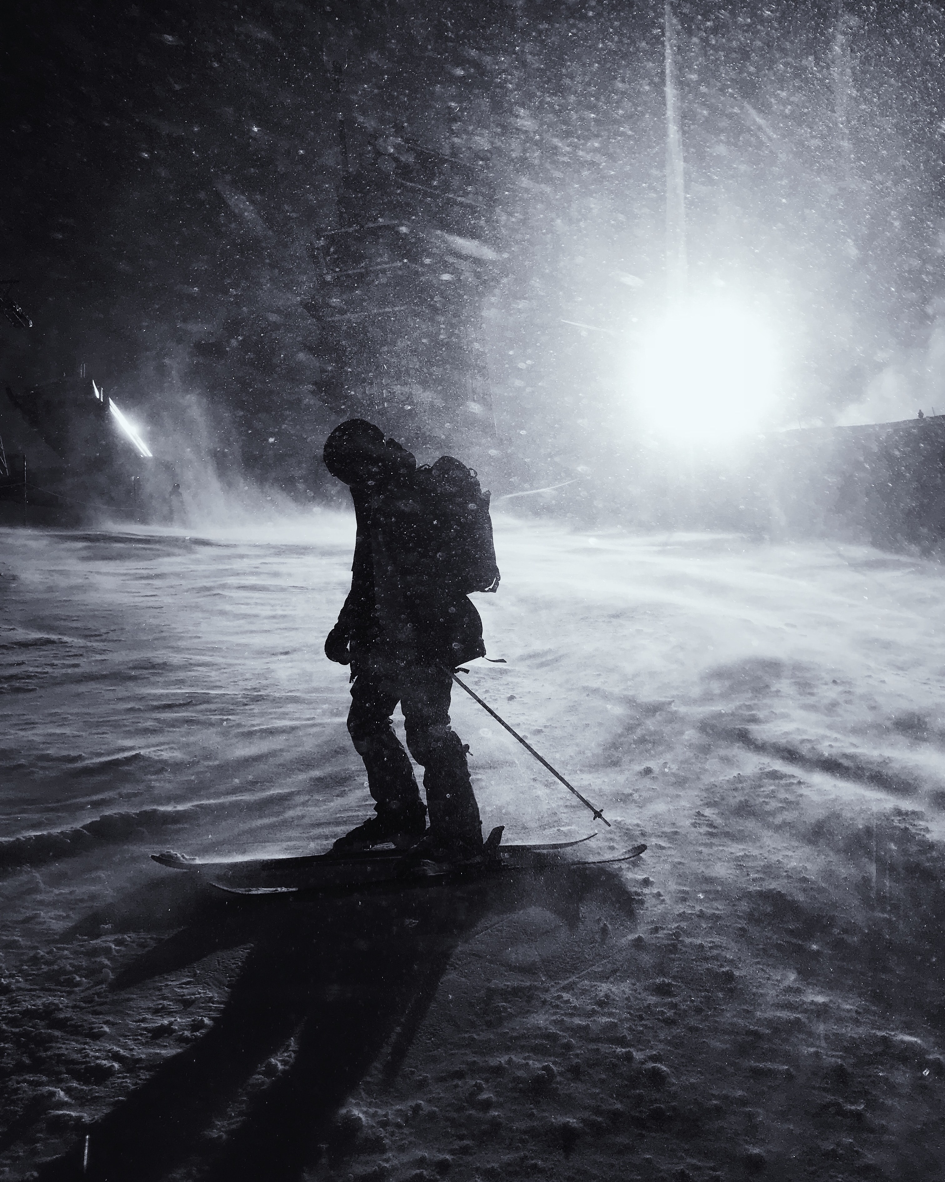 119384 скачать картинку лыжи, спорт, ночь, снег, силуэт, лыжник - обои и заставки бесплатно