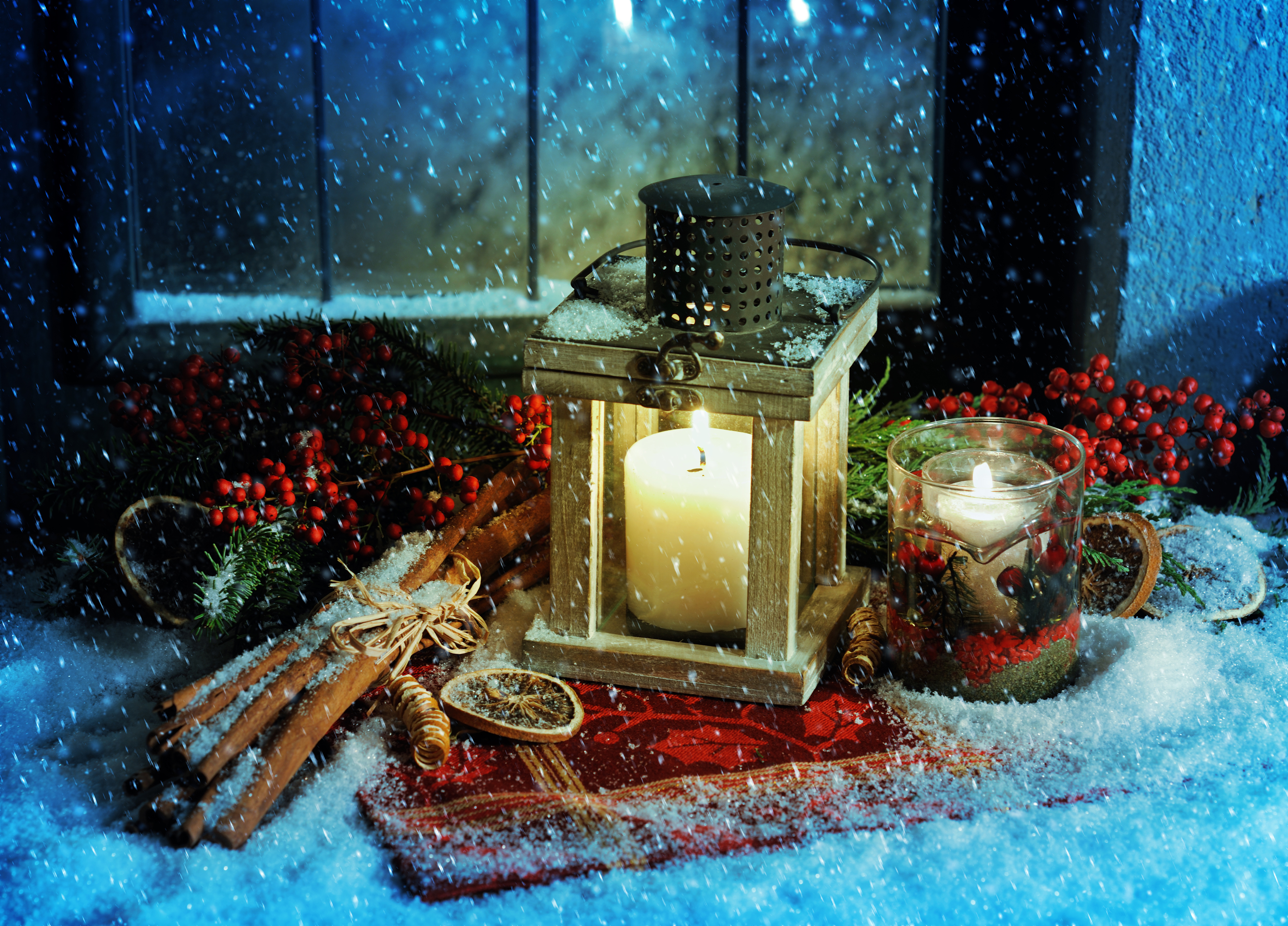 Handy-Wallpaper Feiertage, Winter, Weihnachten, Kerze, Schneefall kostenlos herunterladen.
