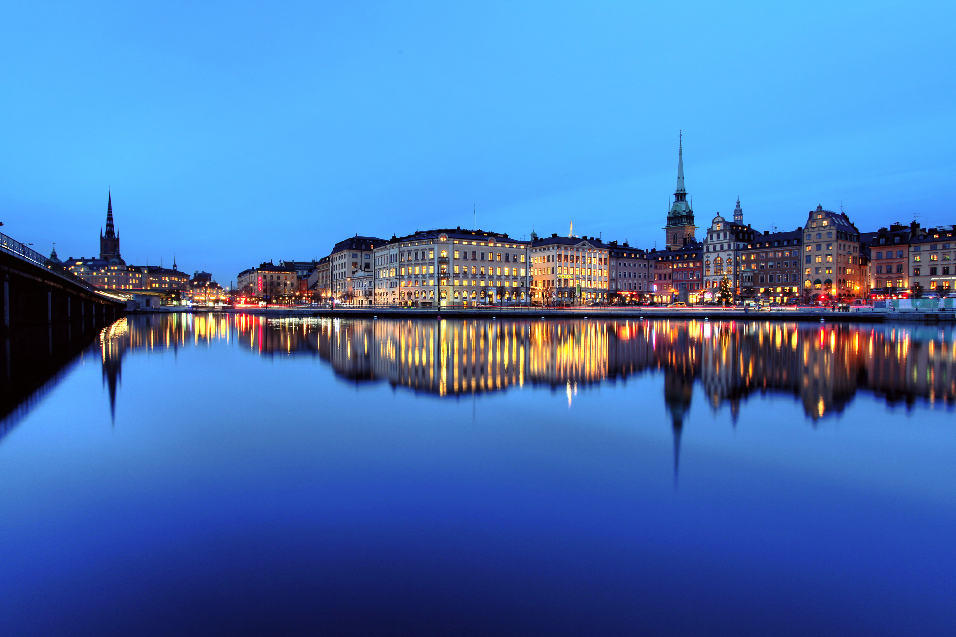無料モバイル壁紙都市, 水, 街, 建物, 反射, ストックホルム, スウェーデン, 夜, マンメイドをダウンロードします。