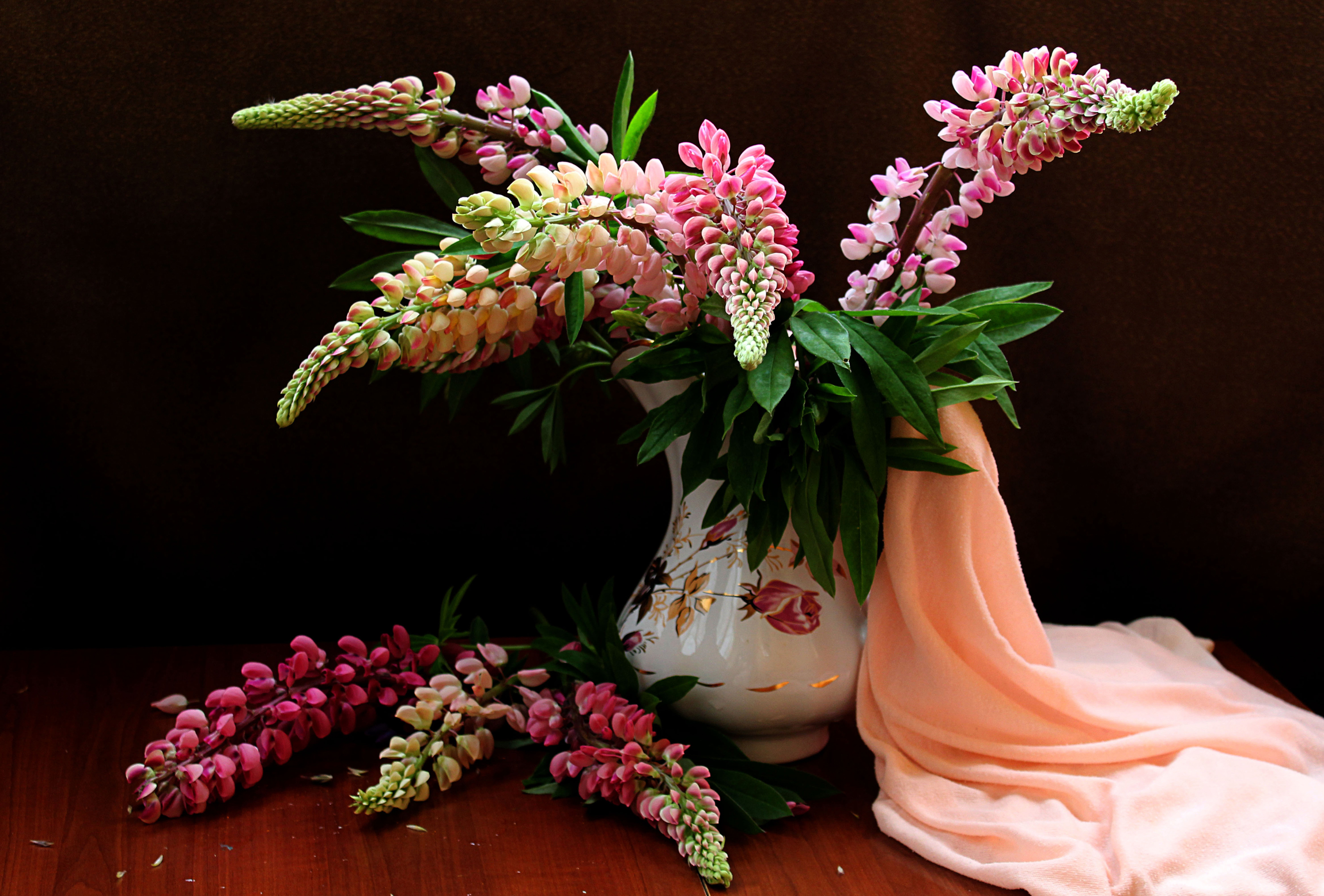 Handy-Wallpaper Vase, Fotografie, Lupinen, Lila Blume, Pinke Blume, Stillleben kostenlos herunterladen.