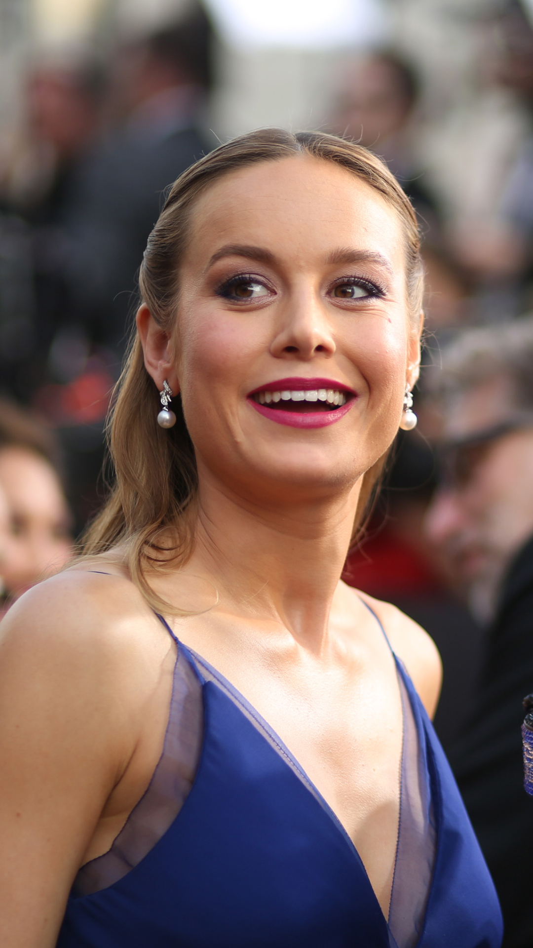 Download mobile wallpaper Smile, Brunette, American, Celebrity, Brown Eyes, Actress, Lipstick, Brie Larson for free.