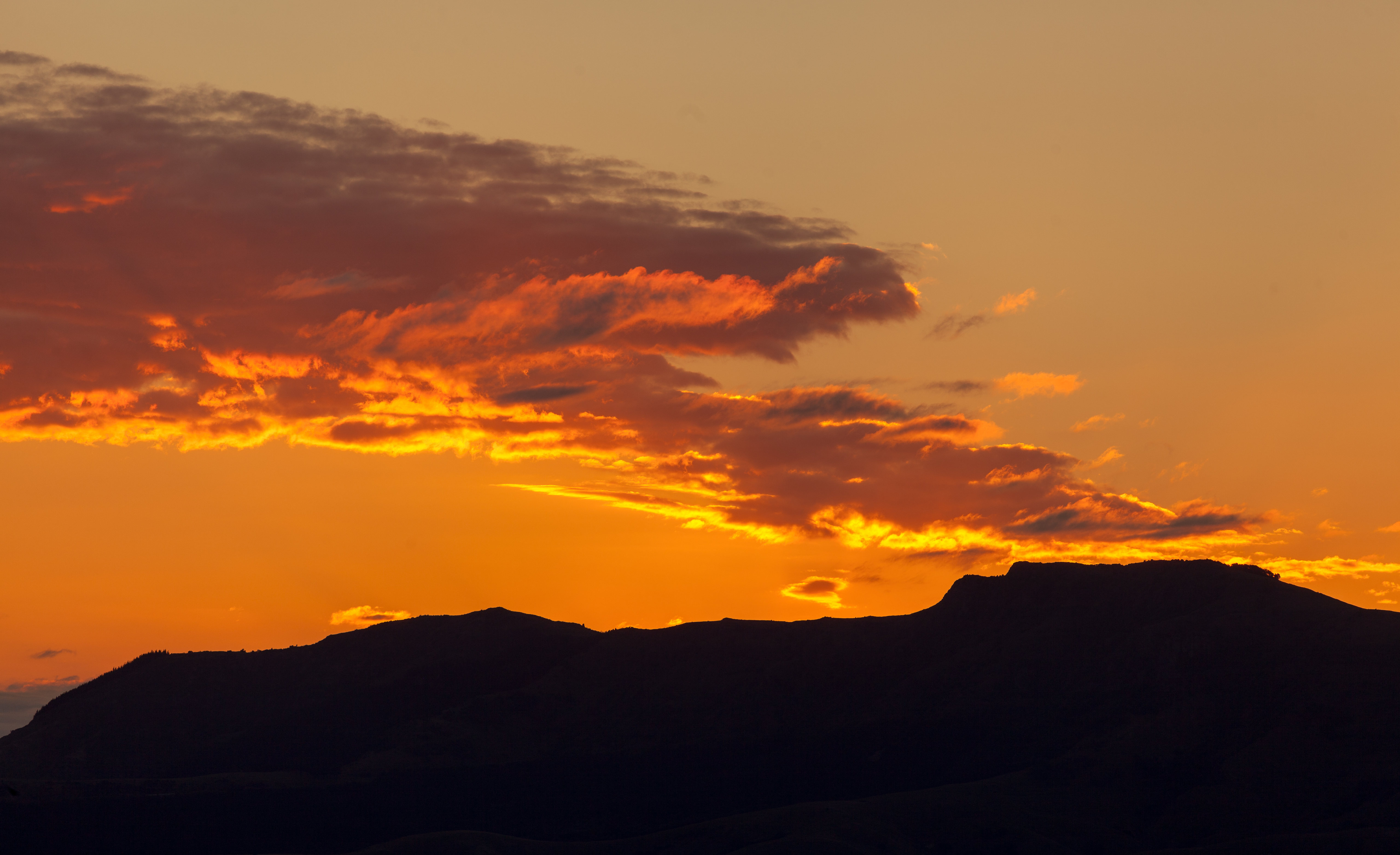 Handy-Wallpaper Natur, Mountains, Sunset, Silhouette kostenlos herunterladen.
