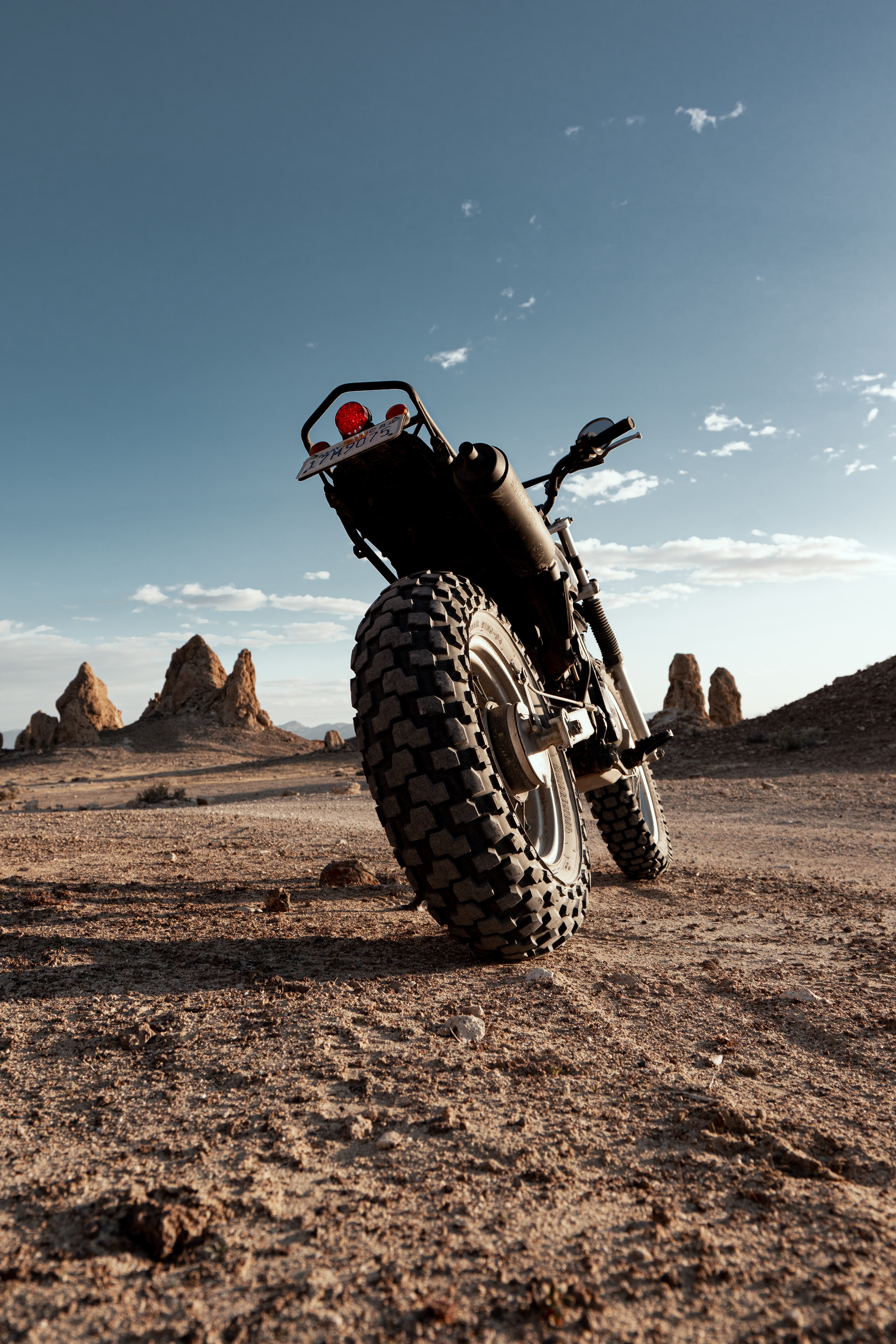 54918 скачать картинку мотоциклы, пустыня, вид сзади, мотоцикл, колесо - обои и заставки бесплатно