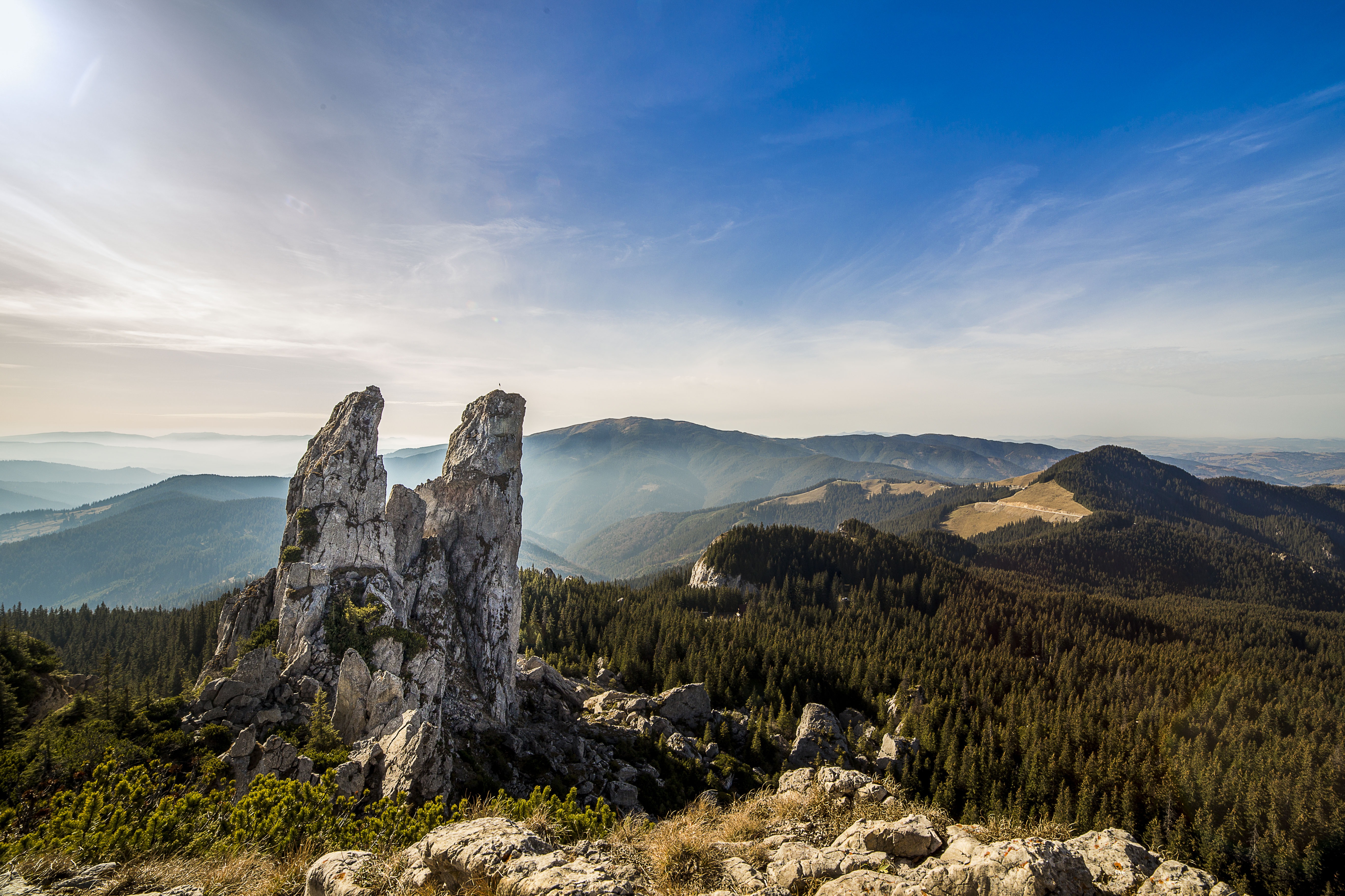 Скачать обои бесплатно Румыния, Камни, Небо, Деревья, Природа, Горы картинка на рабочий стол ПК