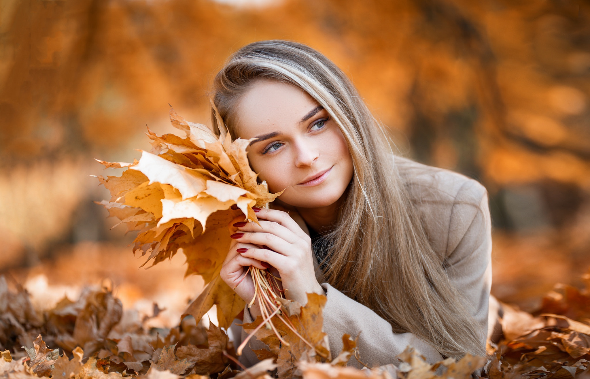 Téléchargez gratuitement l'image Automne, Feuille, Le Sourire, Blond, Femmes, Top Model, Cheveux Longs, Allongé sur le bureau de votre PC