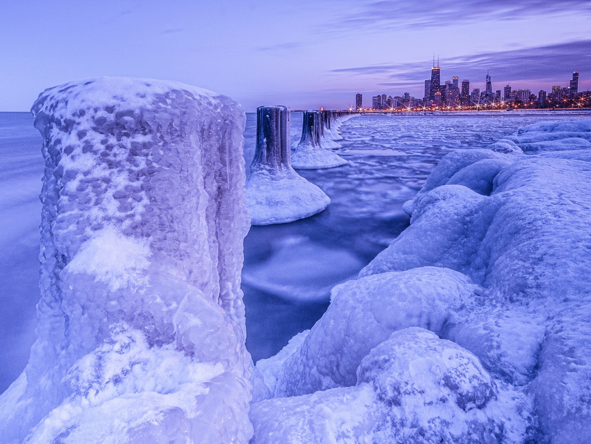 Скачати мобільні шпалери Природа, Лід, Нічне Місто, Мороз, Чикаго, Зима безкоштовно.