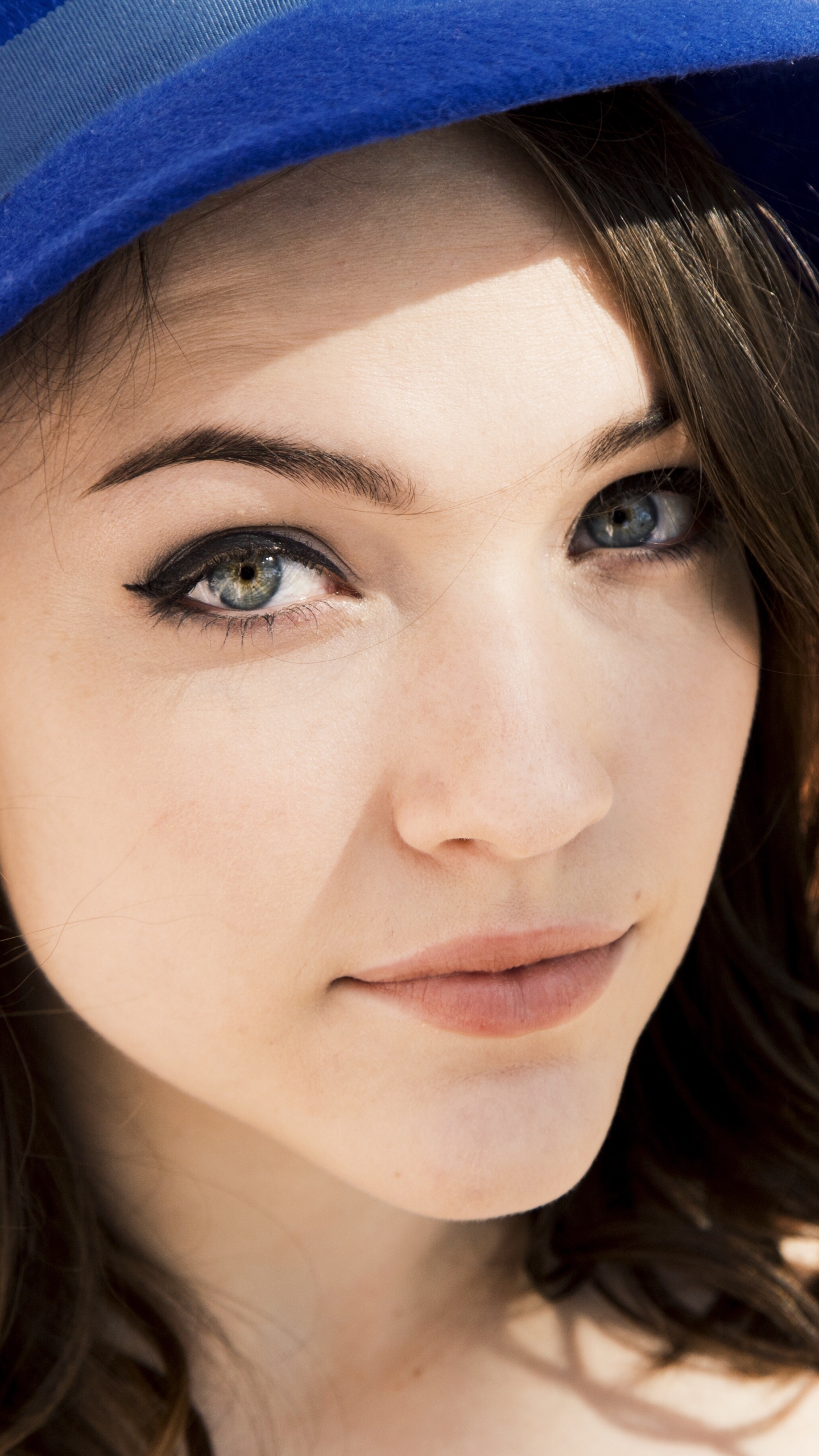 Download mobile wallpaper Close Up, Face, Brunette, Blue Eyes, American, Celebrity, Actress, Violett Beane for free.