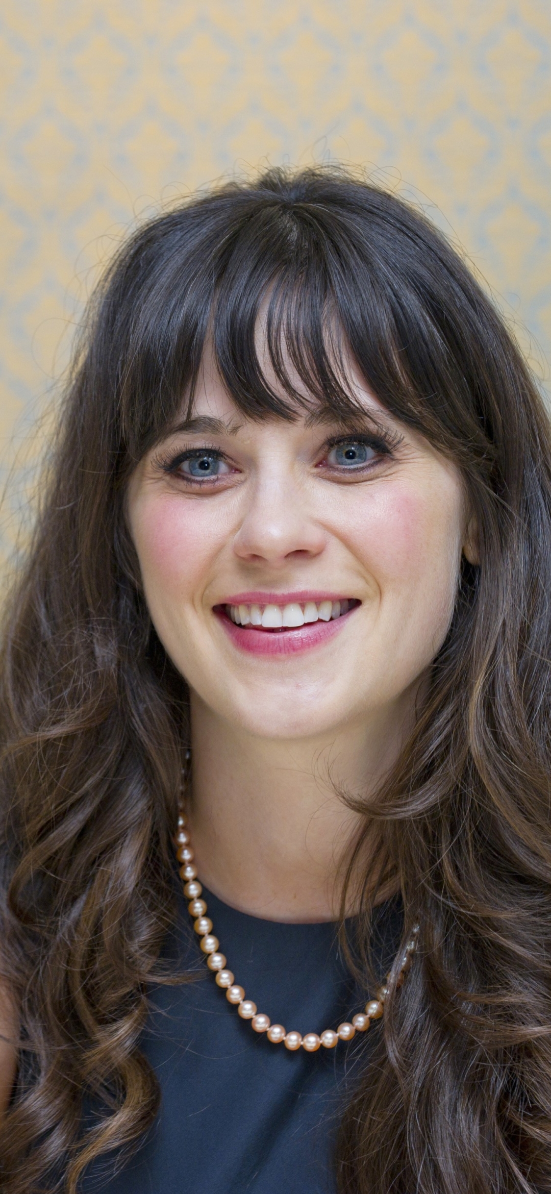 Download mobile wallpaper Smile, Brunette, Blue Eyes, American, Celebrity, Actress, Zooey Deschanel for free.