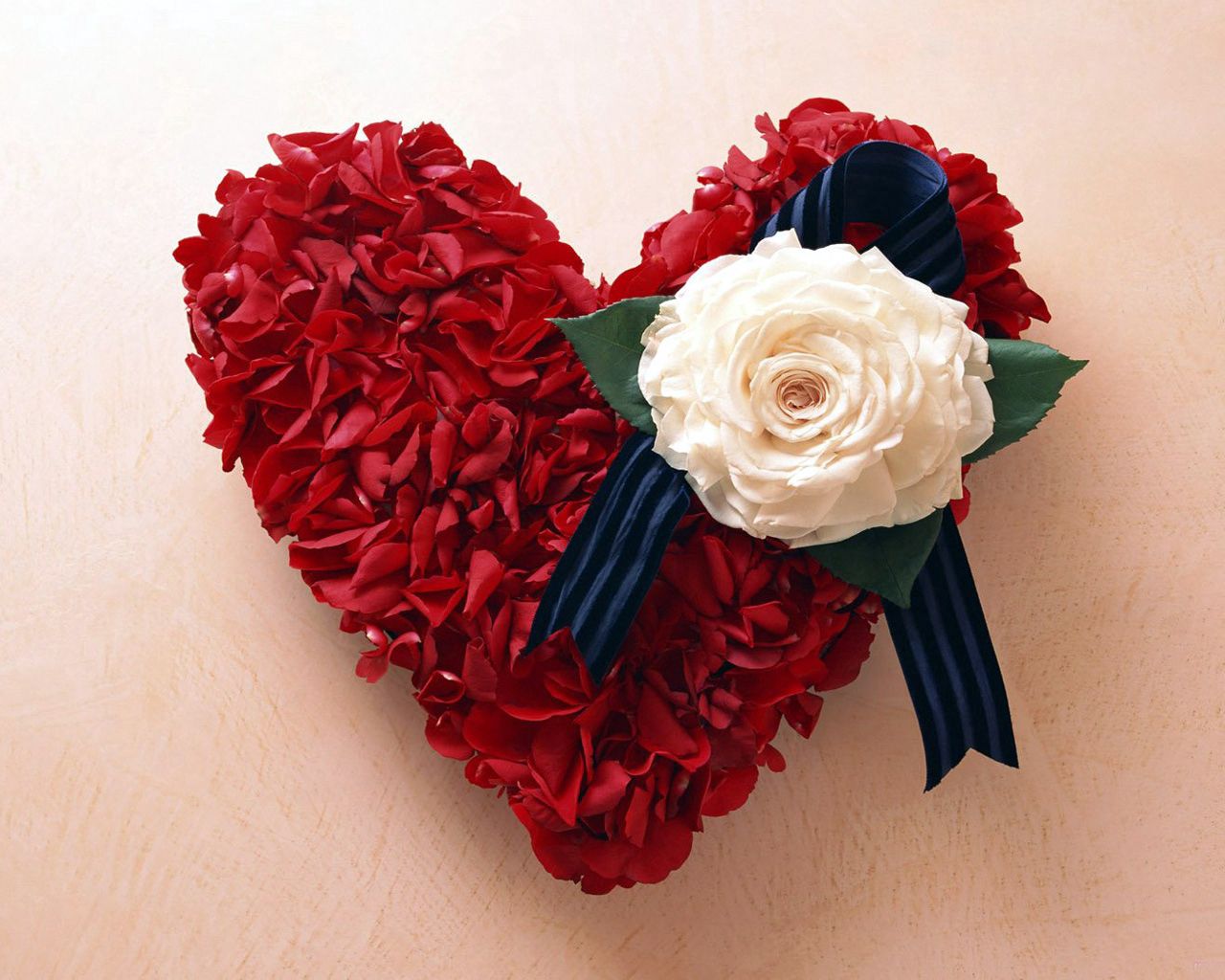 Téléchargez des papiers peints mobile Décoration, Bouquet, Une Rose, Couleur, Rose, Amour gratuitement.