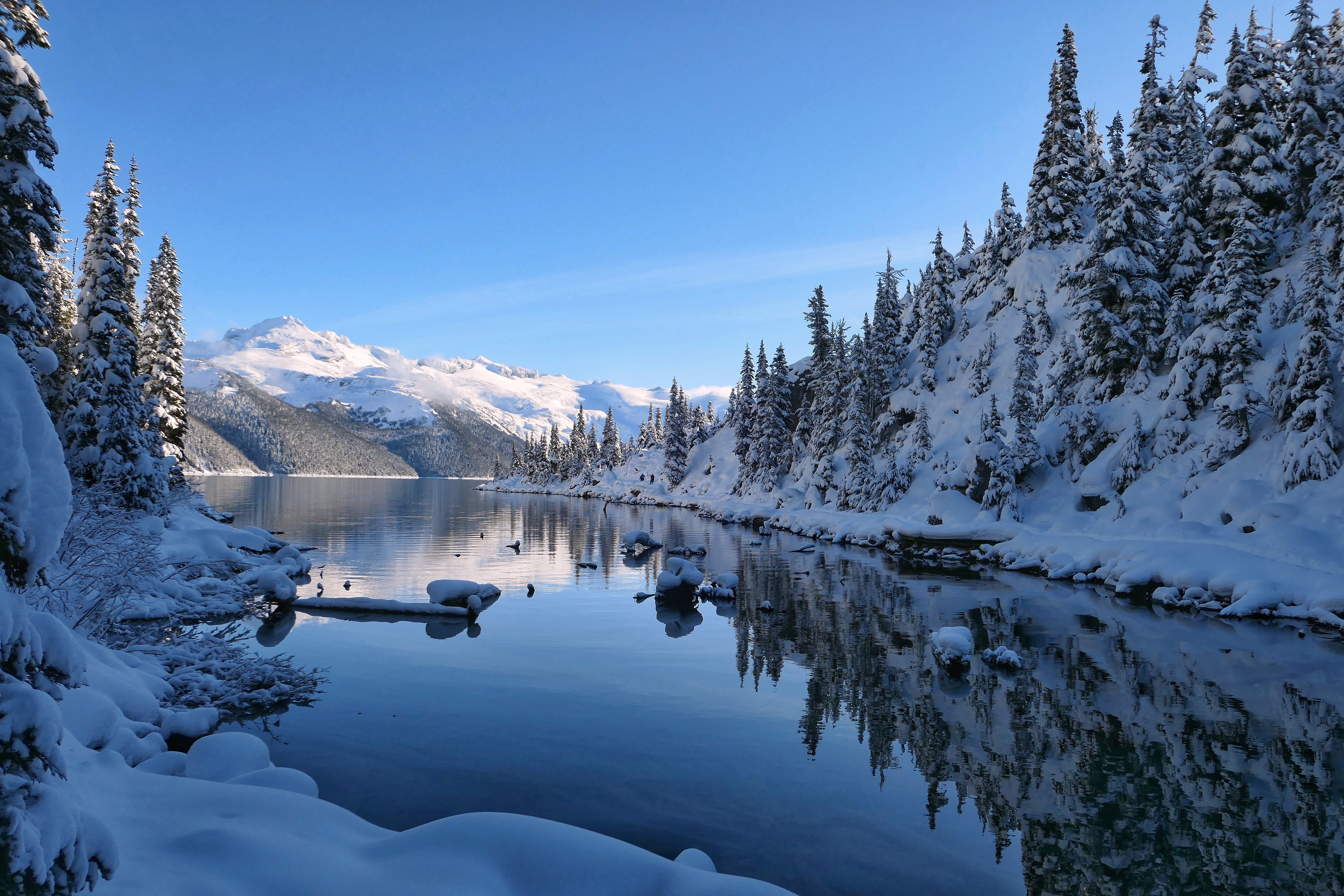 115950 скачать обои зима, снег, природа, озеро, берег, гора - заставки и картинки бесплатно