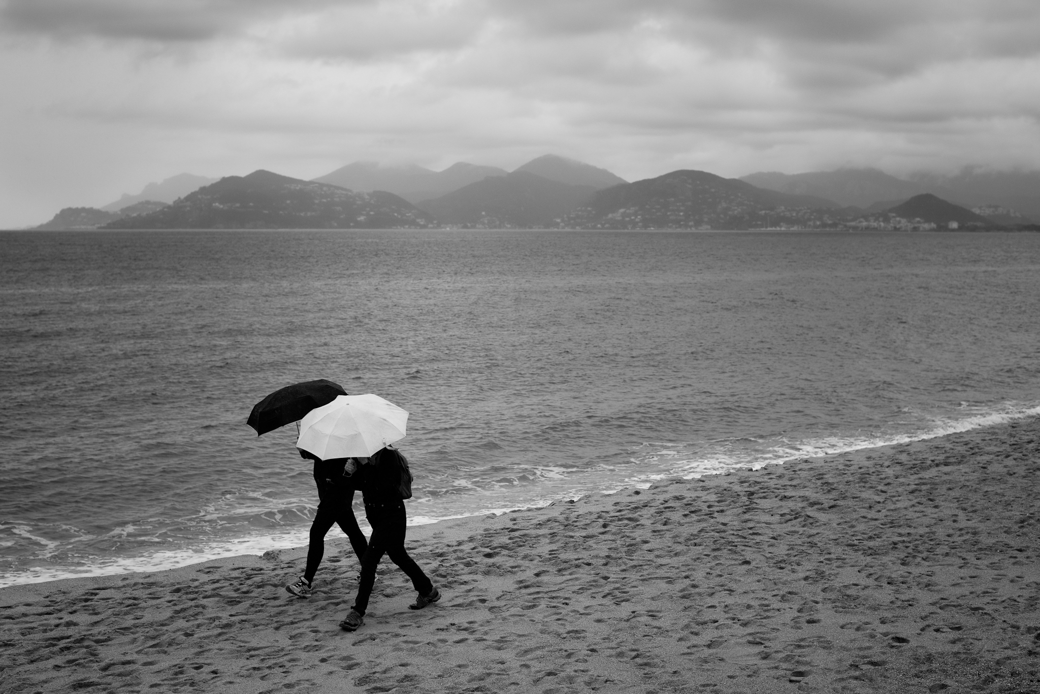148305 завантажити шпалери люди, дощ, море, пляж, різне, парасольки - заставки і картинки безкоштовно