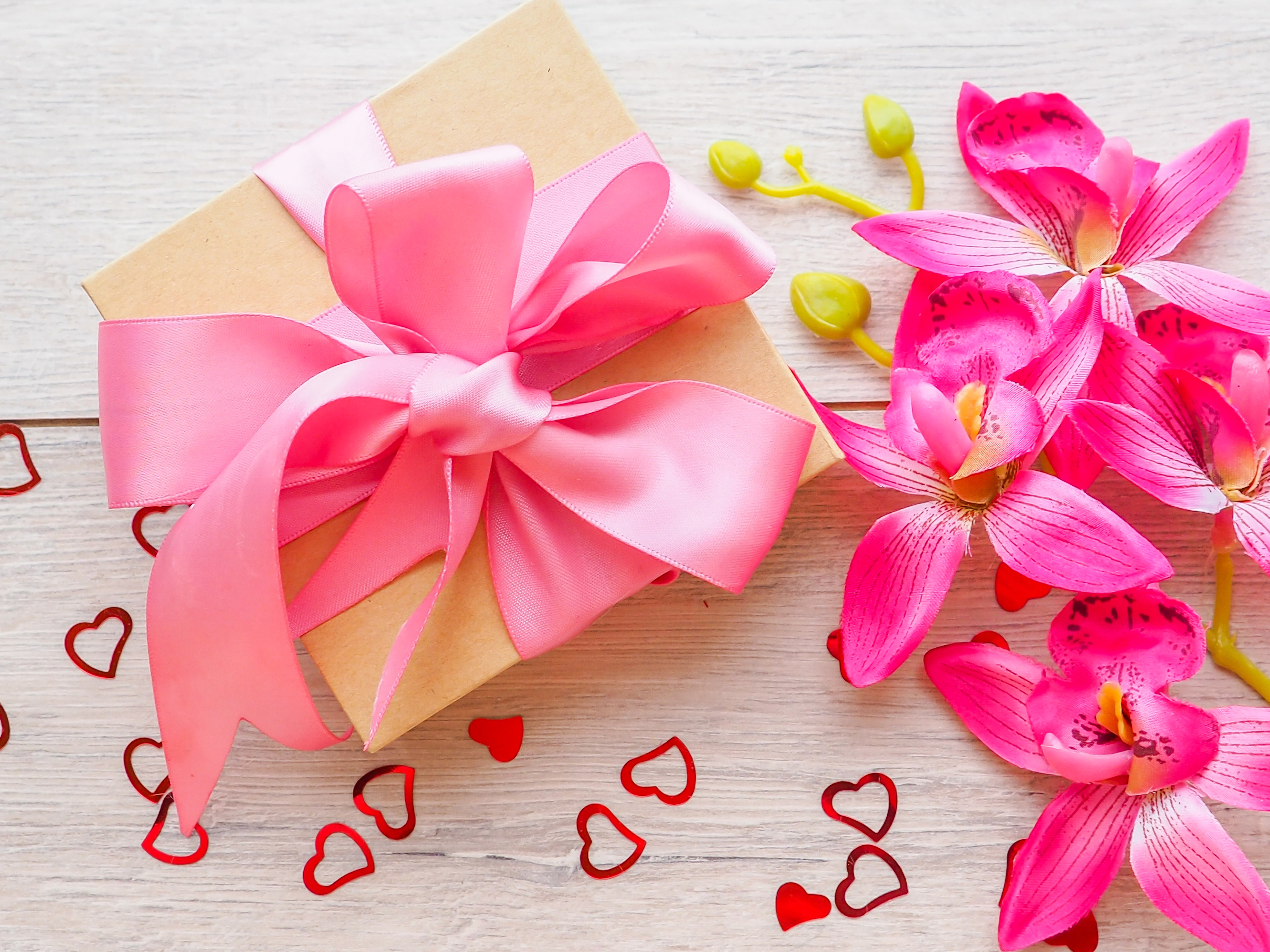 Скачати мобільні шпалери День Святого Валентина, Квітка, Свято, Рожевий, Подарунок, Серце безкоштовно.
