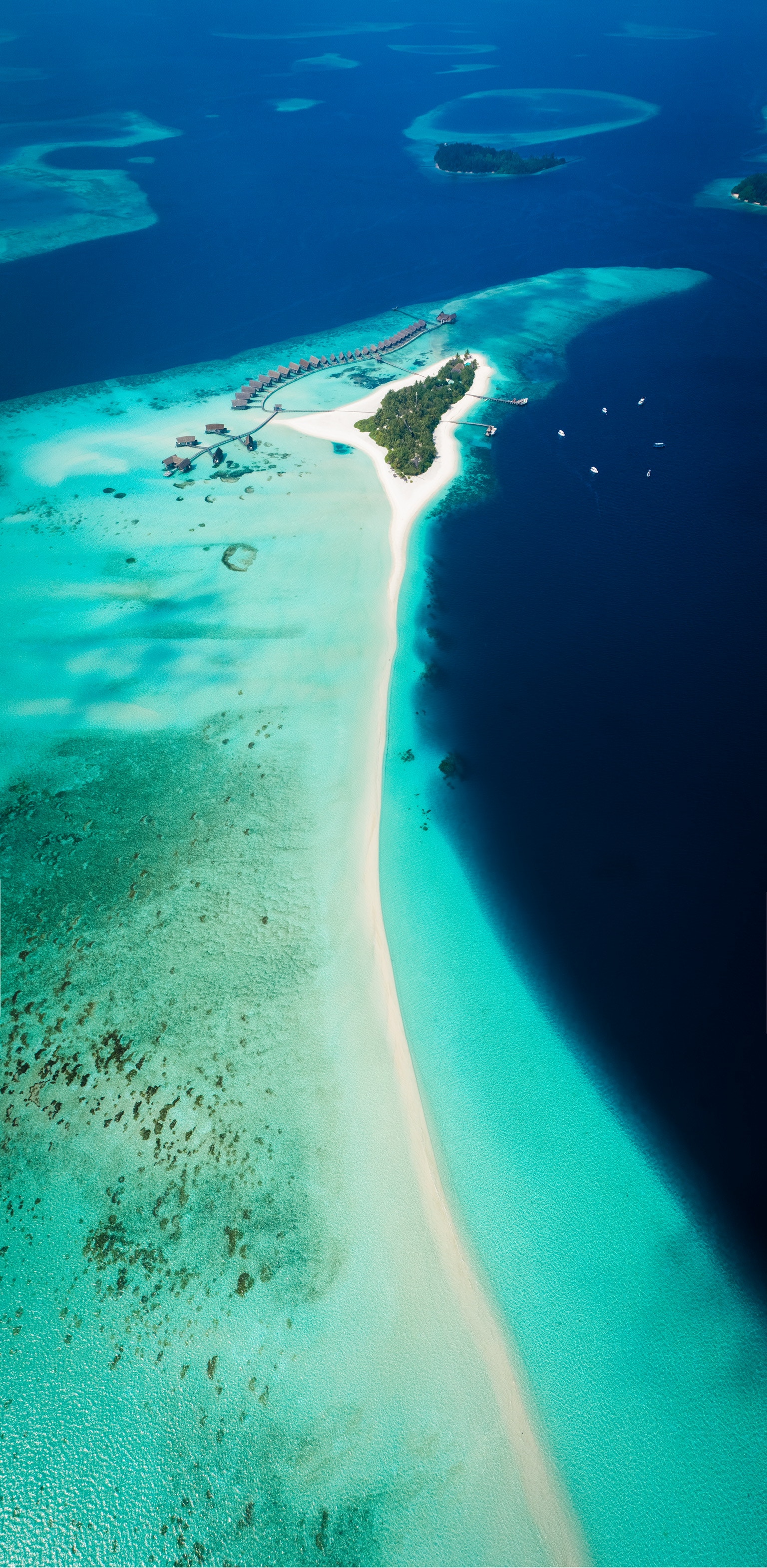 Скачать картинку Мальдивы, Вид Сверху, Остров, Природа, Тропики, Океан в телефон бесплатно.