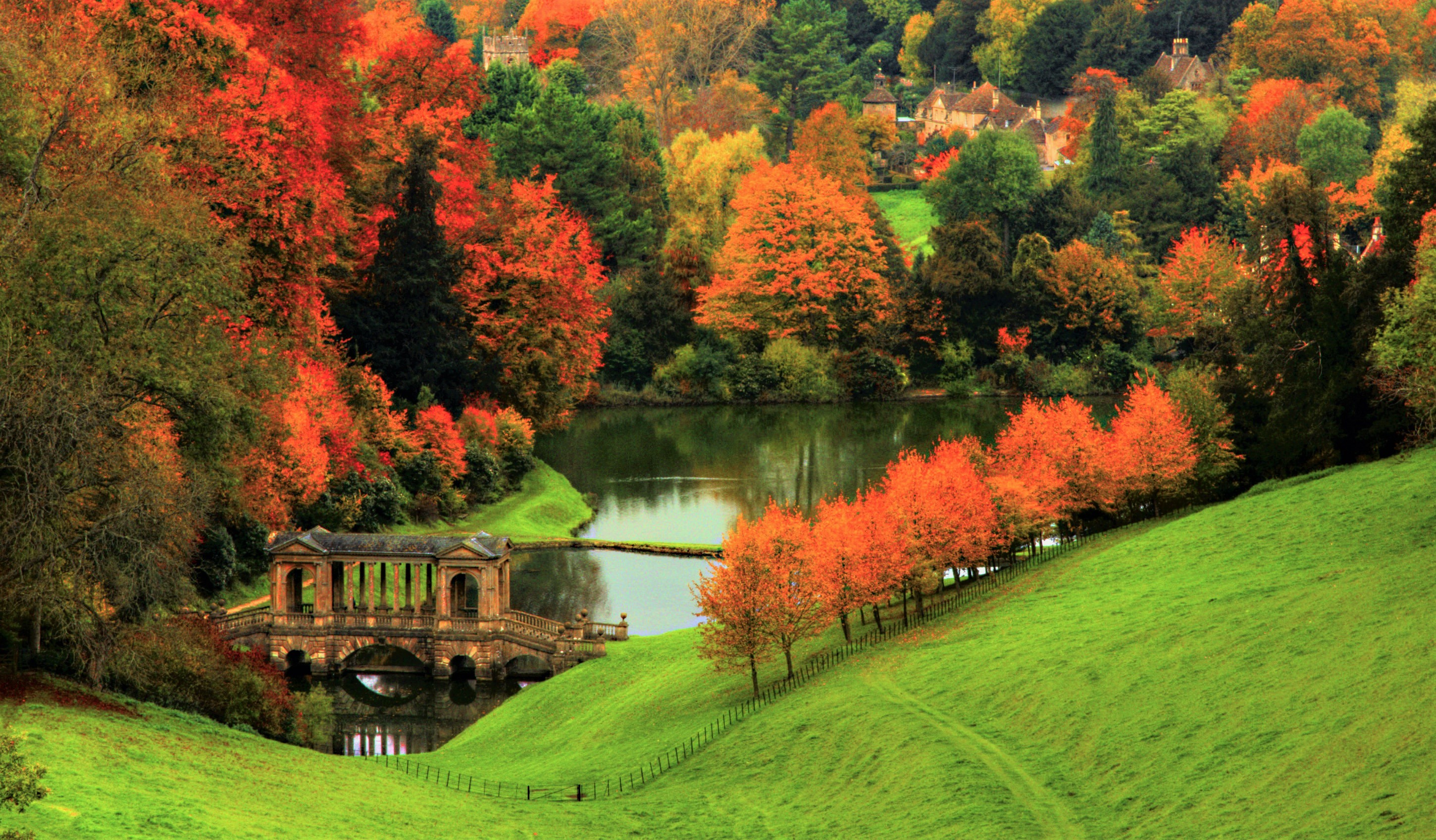 Laden Sie das Herbst, Stadt, See, Wald, Baum, Haus, Brücke, Bunt, Fotografie-Bild kostenlos auf Ihren PC-Desktop herunter