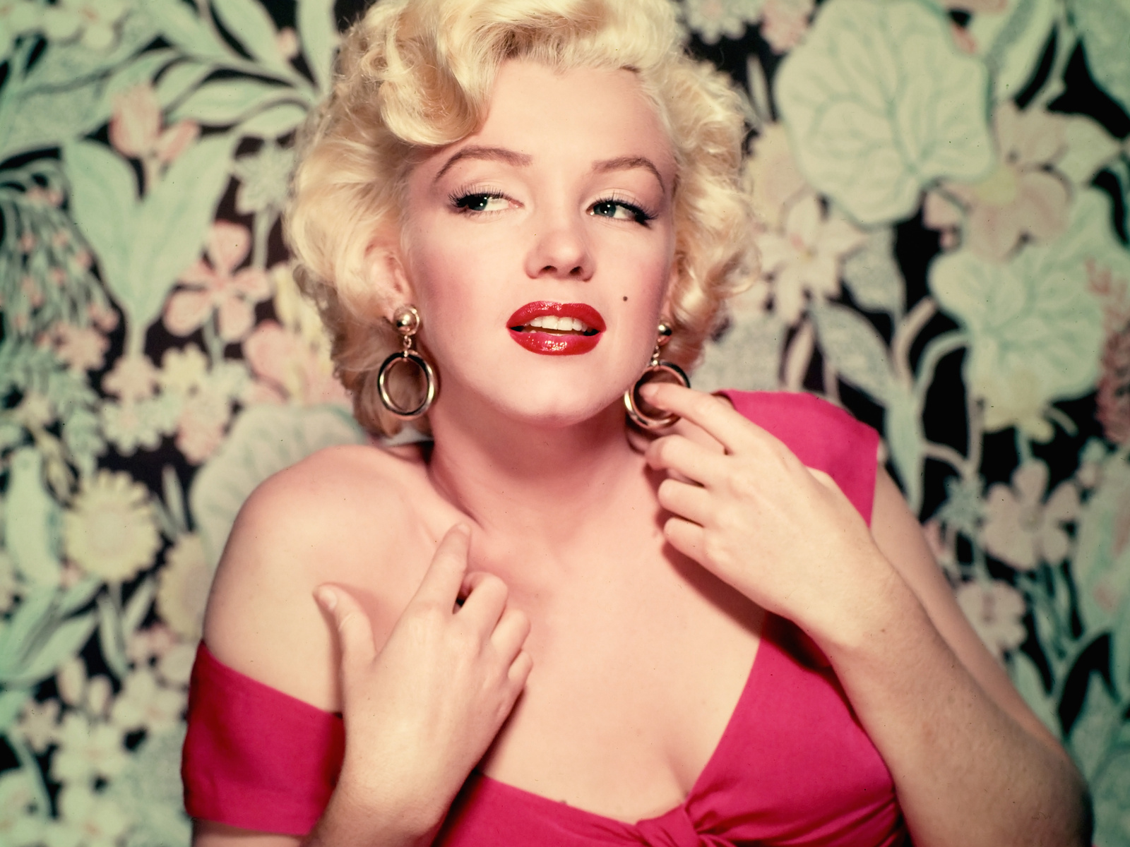 Free download wallpaper Marilyn Monroe, Blonde, Model, Earrings, American, Celebrity, Lipstick on your PC desktop