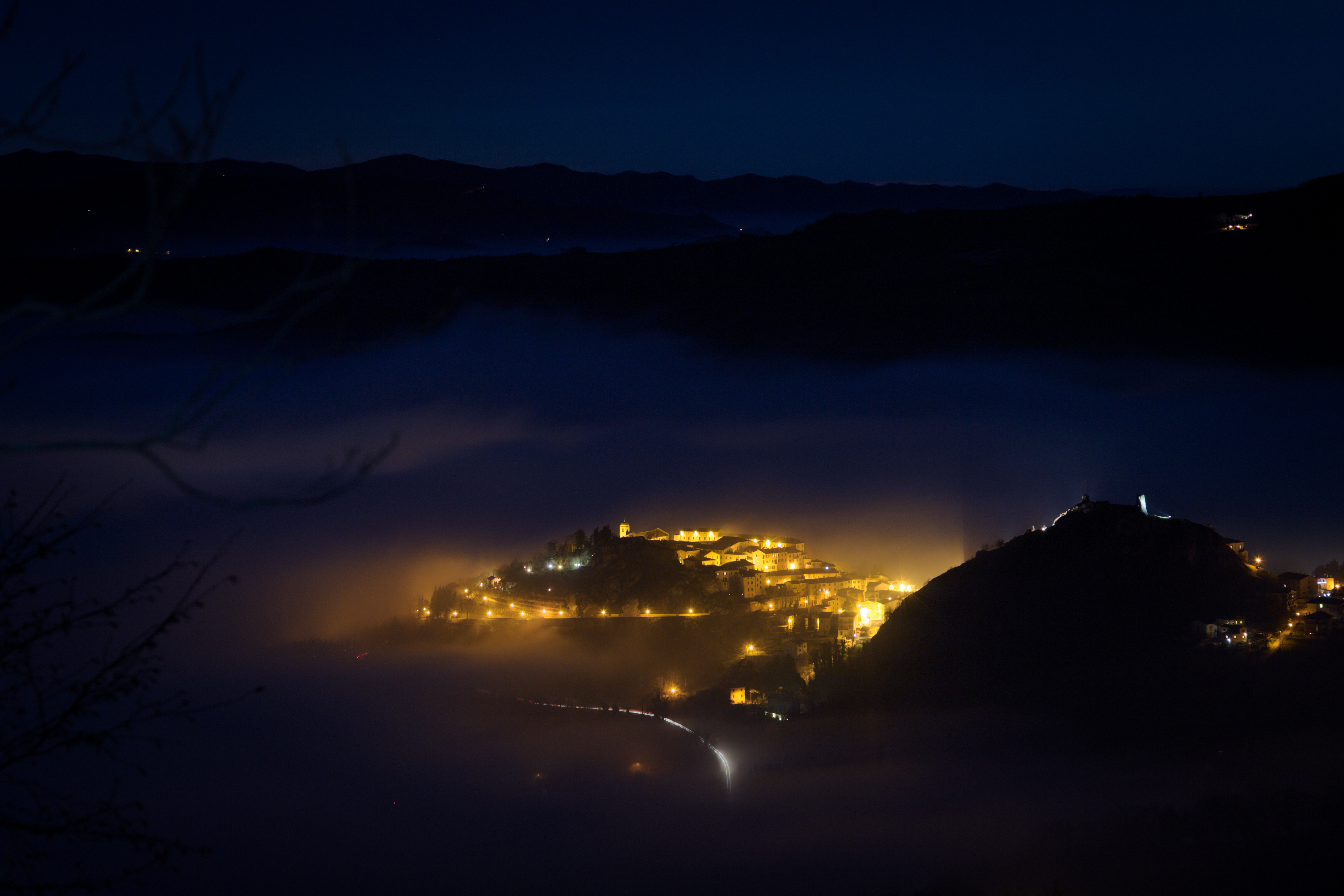 149481 завантажити картинку гори, ніч, італія, місто, вогні, вид зверху, темні, темний, туман - шпалери і заставки безкоштовно
