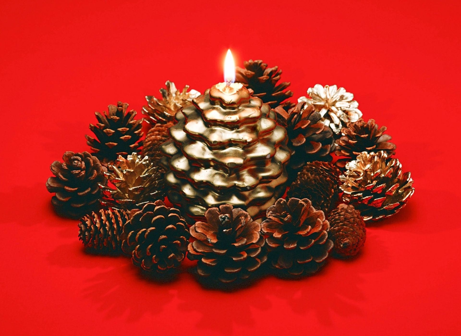 Laden Sie das Feiertage, Dekoration, Weihnachten, Kerze, Tannenzapfen-Bild kostenlos auf Ihren PC-Desktop herunter