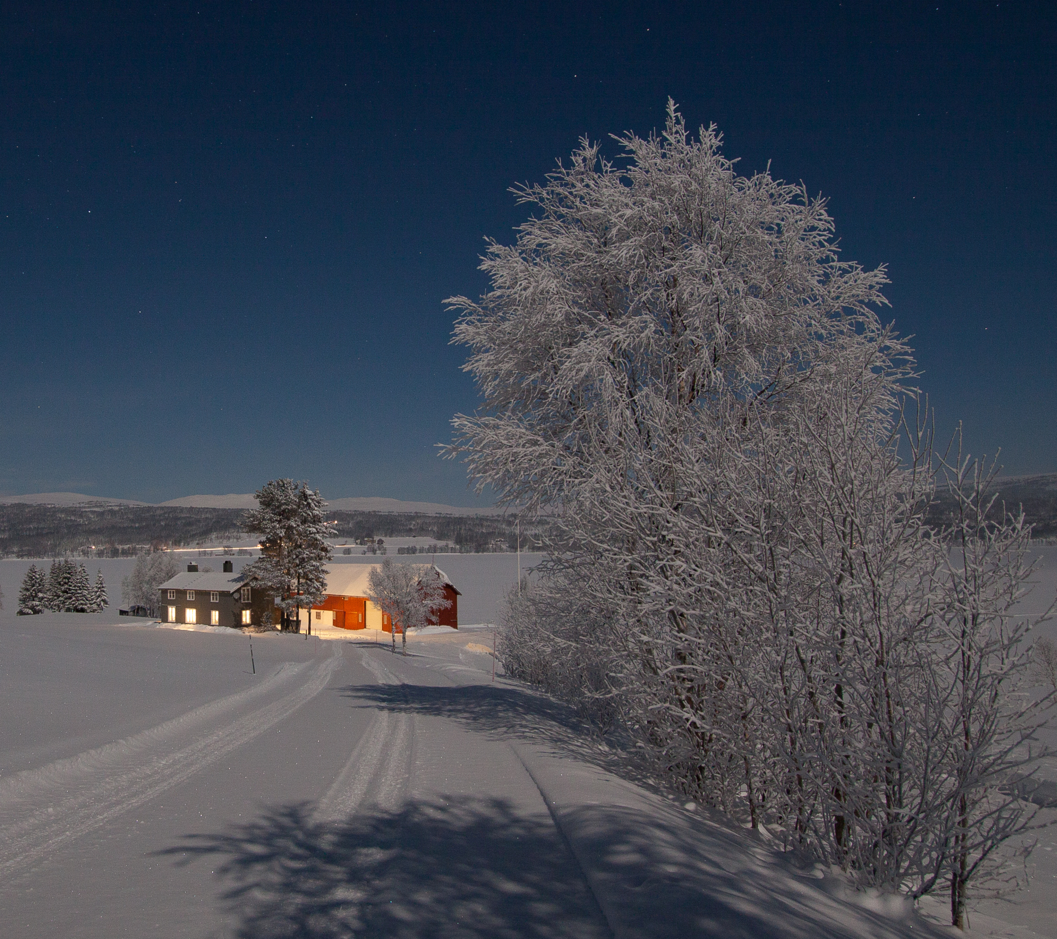 Handy-Wallpaper Winter, Schnee, Licht, Haus, Fotografie, Nacht kostenlos herunterladen.