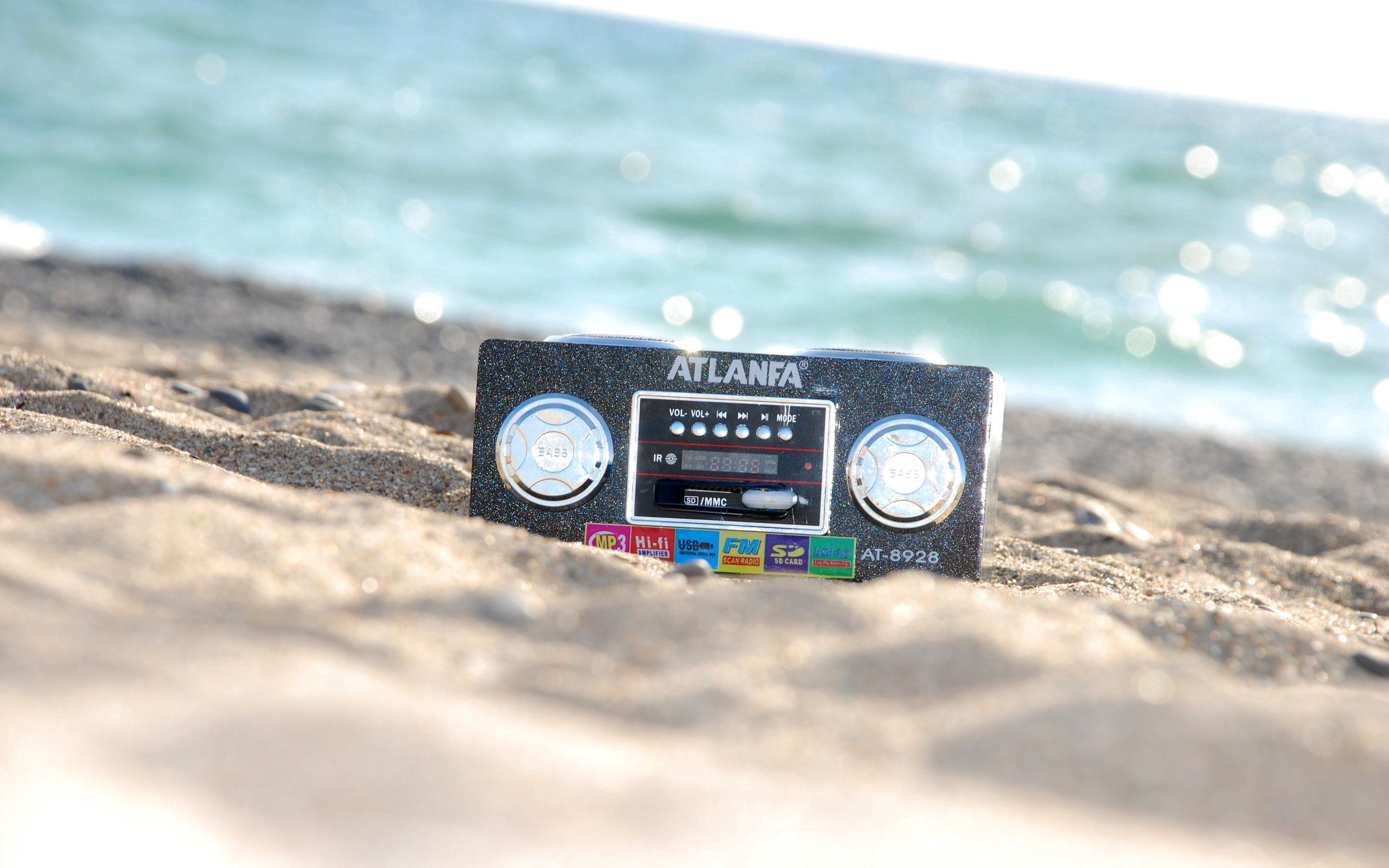 101367 скачать картинку пляж, песок, разное, магнитофон - обои и заставки бесплатно