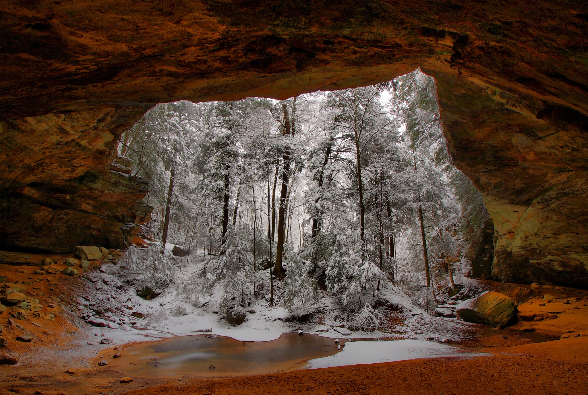 Скачать картинку Зима, Природа, Пещеры, Дерево, Пещера, Земля/природа в телефон бесплатно.
