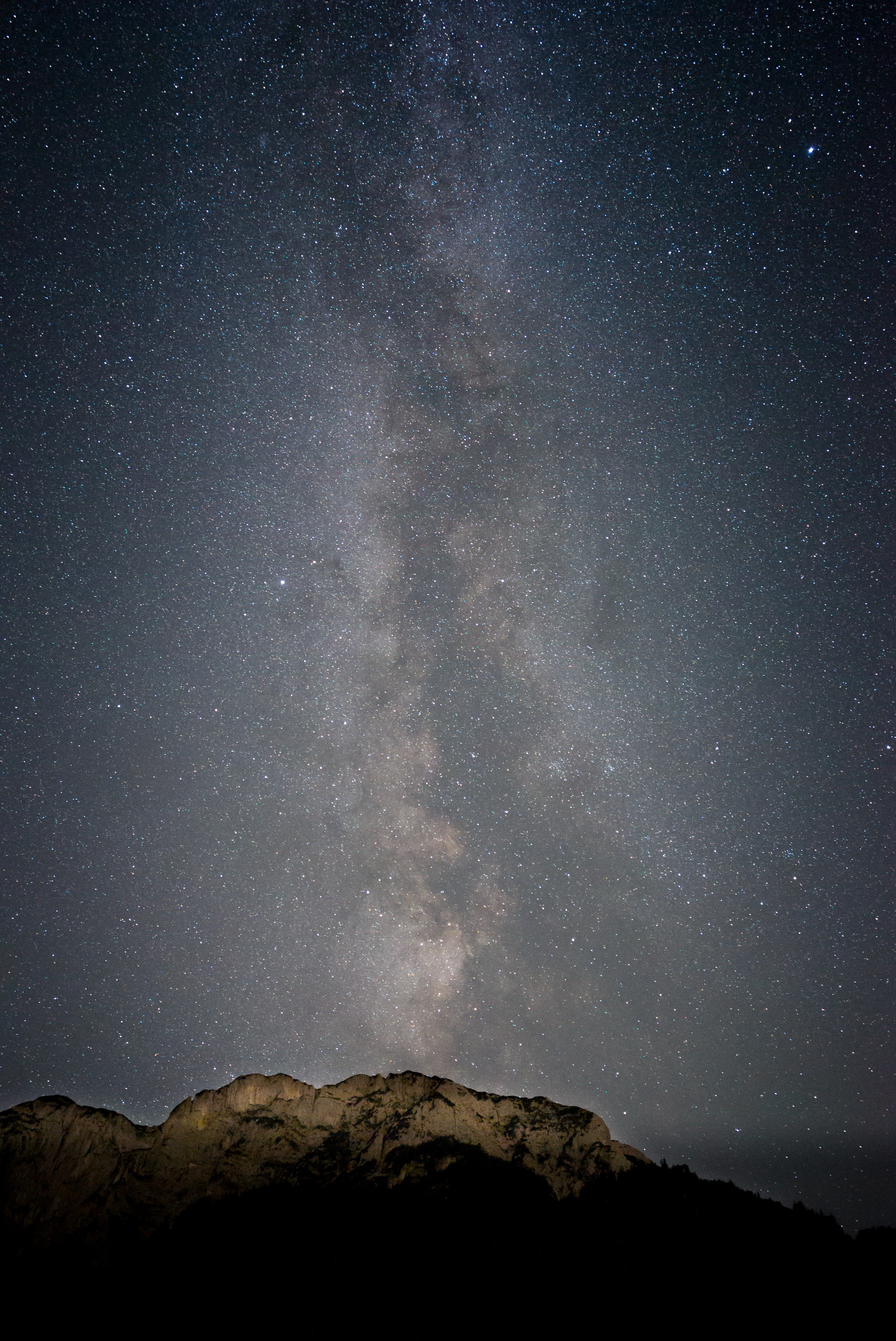 Descarga gratuita de fondo de pantalla para móvil de Montaña, Noche, Oscuro, Cielo Estrellado.