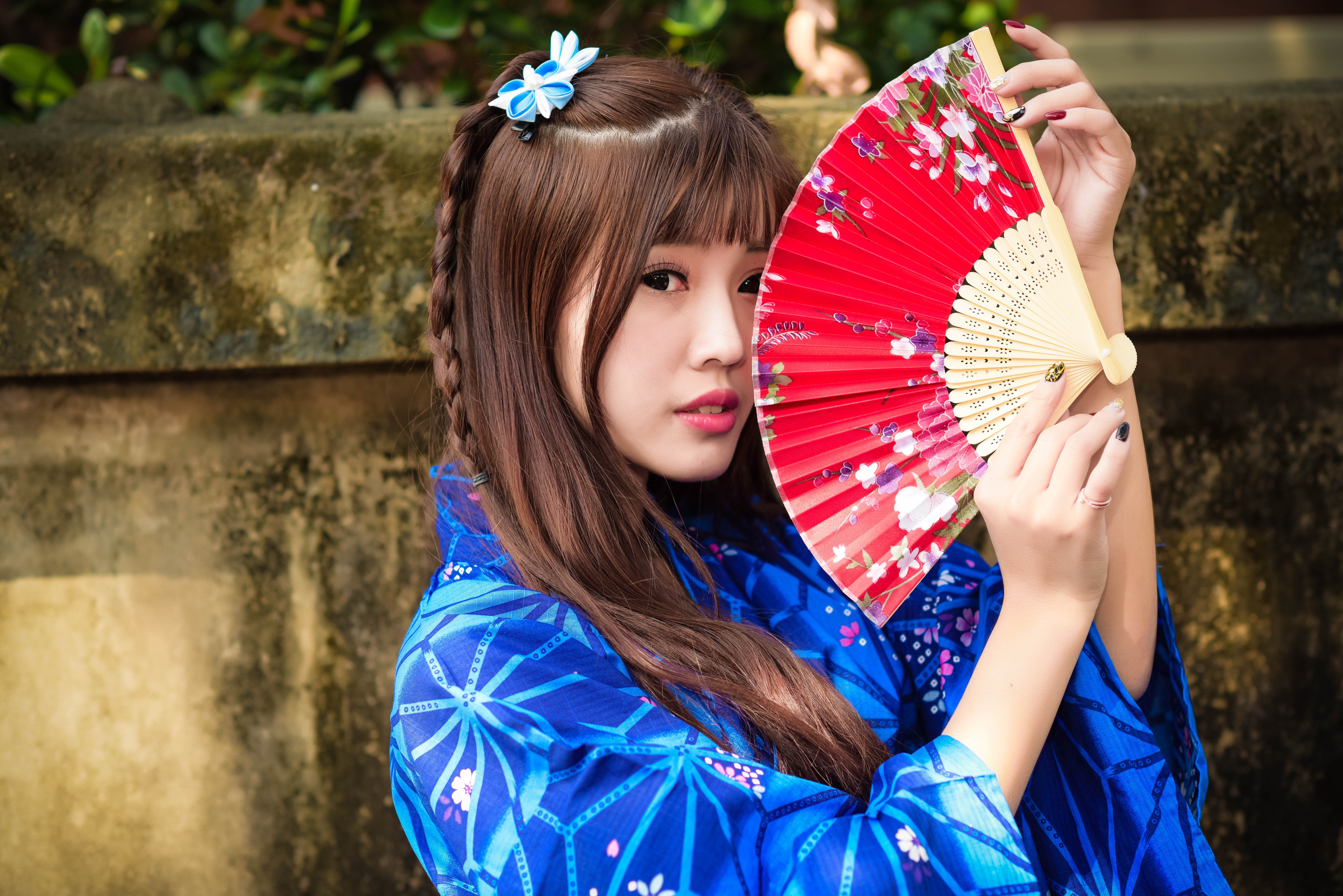 869747 скачать картинку кимоно, женщины, азии, коса, коричневые глаза, брюнетка, поклонник, модель - обои и заставки бесплатно