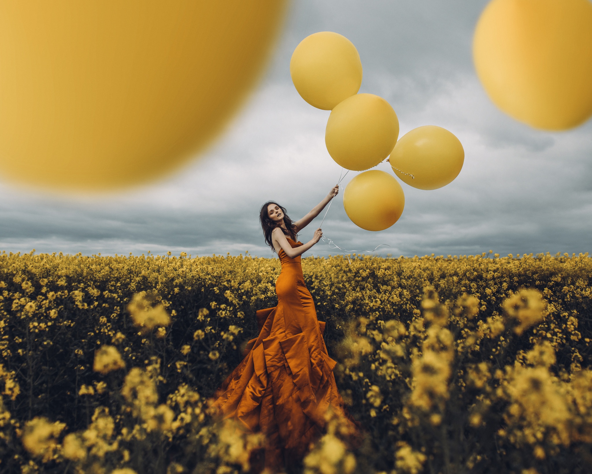 Free download wallpaper Horizon, Flower, Field, Balloon, Mood, Cloud, Brunette, Model, Women, Yellow Flower, Orange Dress on your PC desktop
