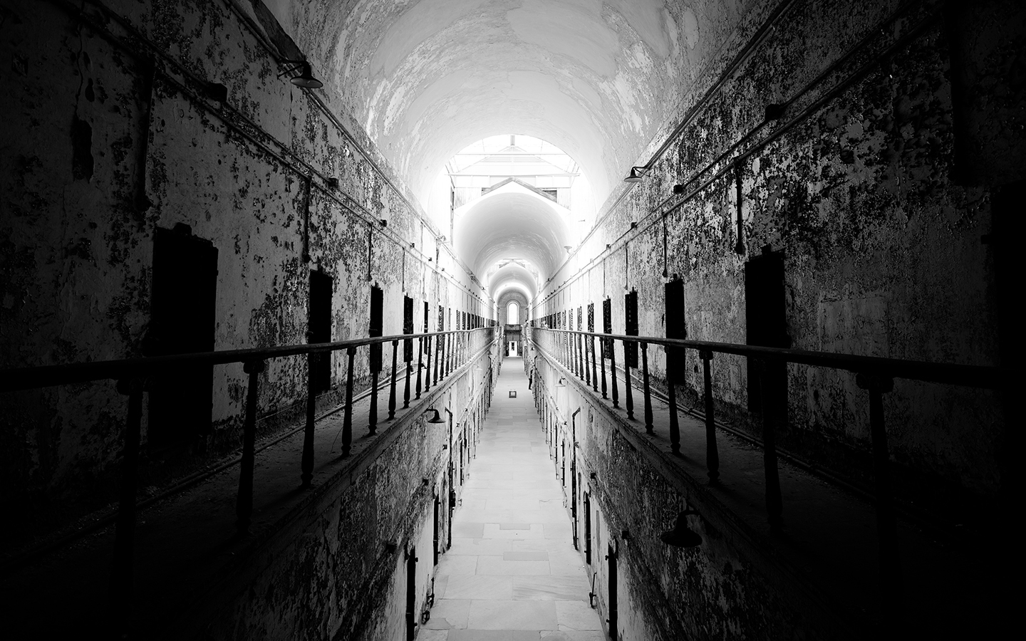 769948 baixar papel de parede feito pelo homem, prisão, abandonado, preto & branco, assustador, escuridão, cadeia - protetores de tela e imagens gratuitamente
