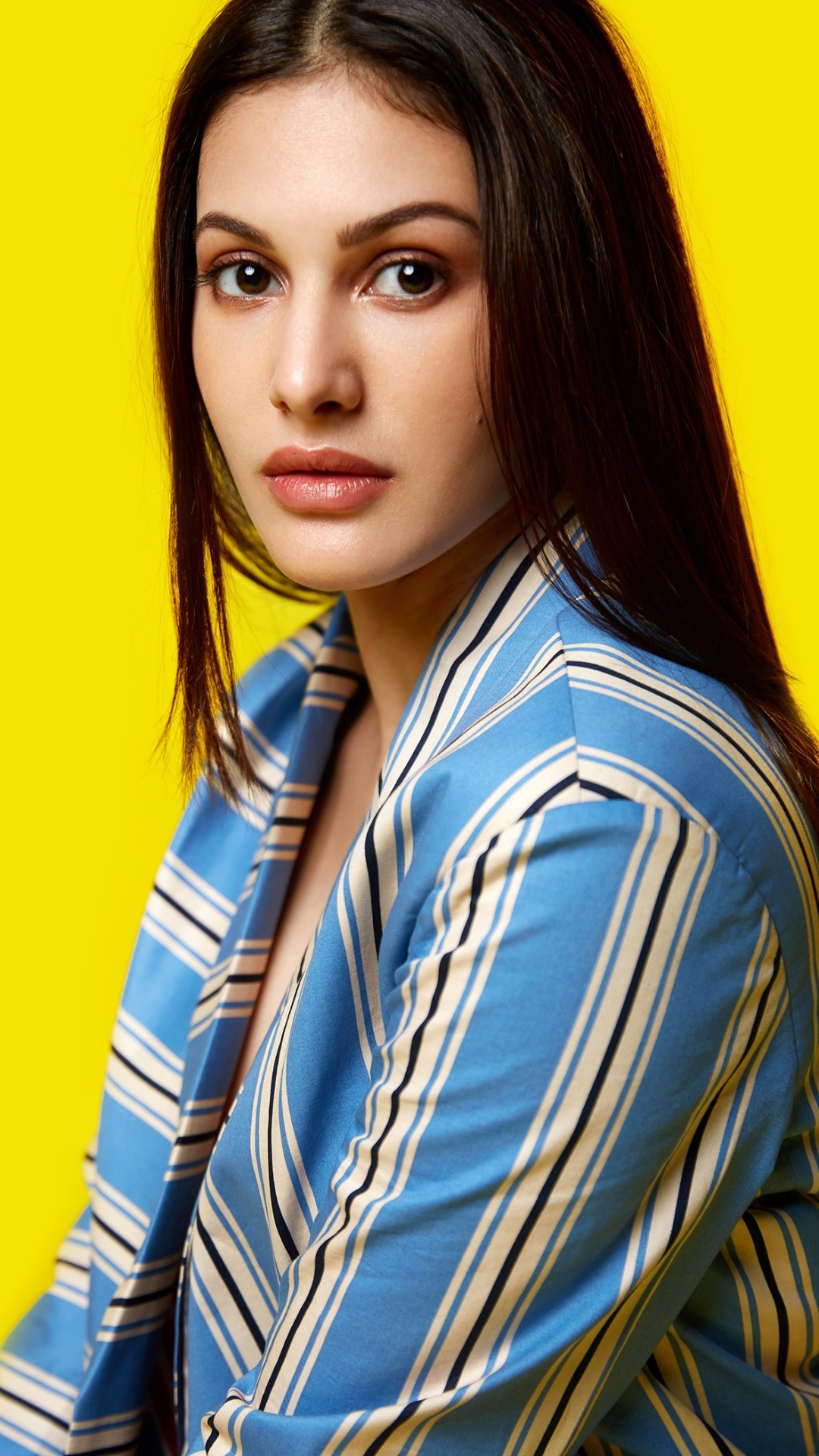 Download mobile wallpaper Indian, Celebrity, Brown Eyes, Black Hair, Actress, Bollywood, Amyra Dastur for free.