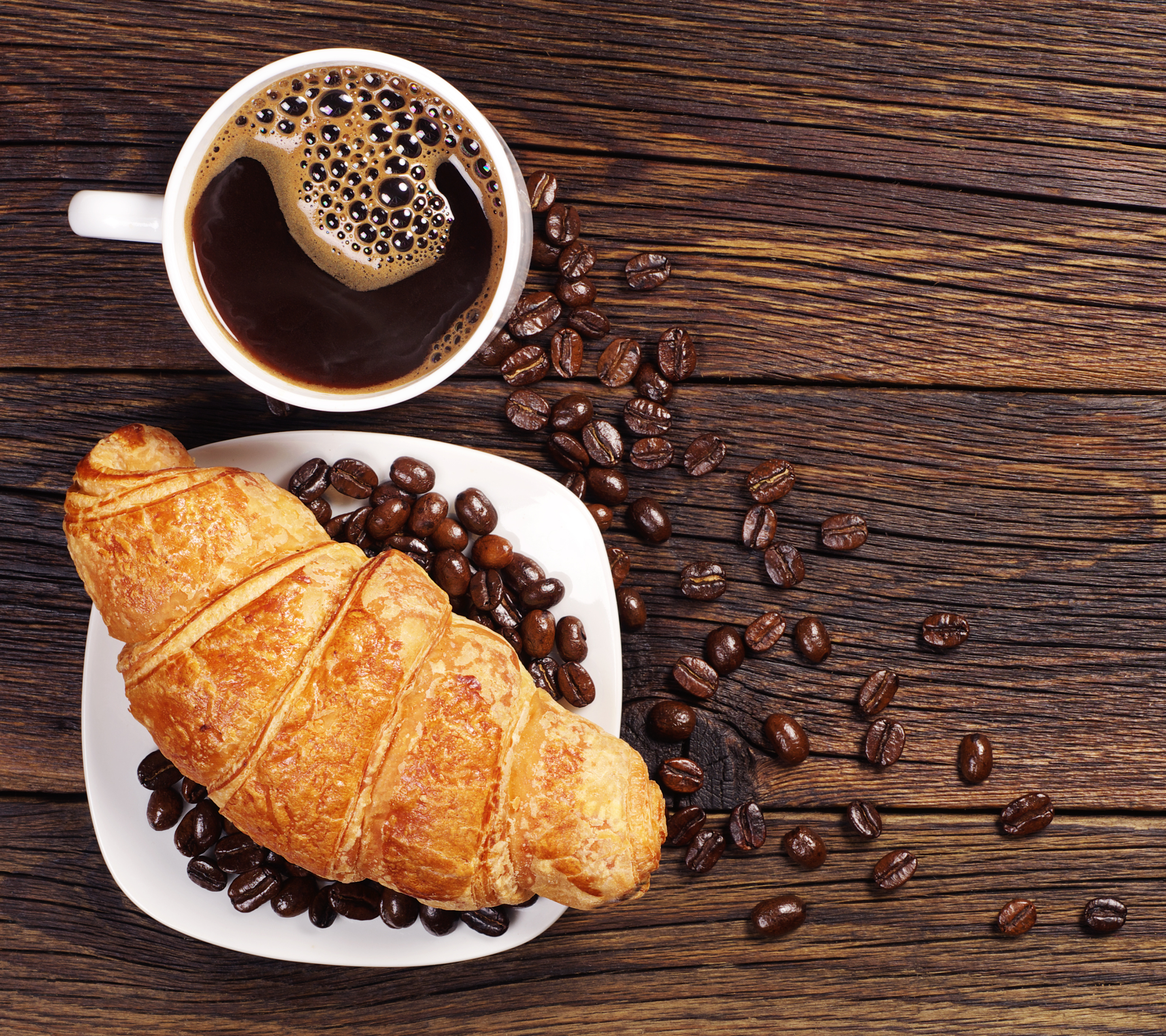 無料モバイル壁紙クロワッサン, カップ, コーヒー豆, 朝ごはん, 食べ物, コーヒーをダウンロードします。