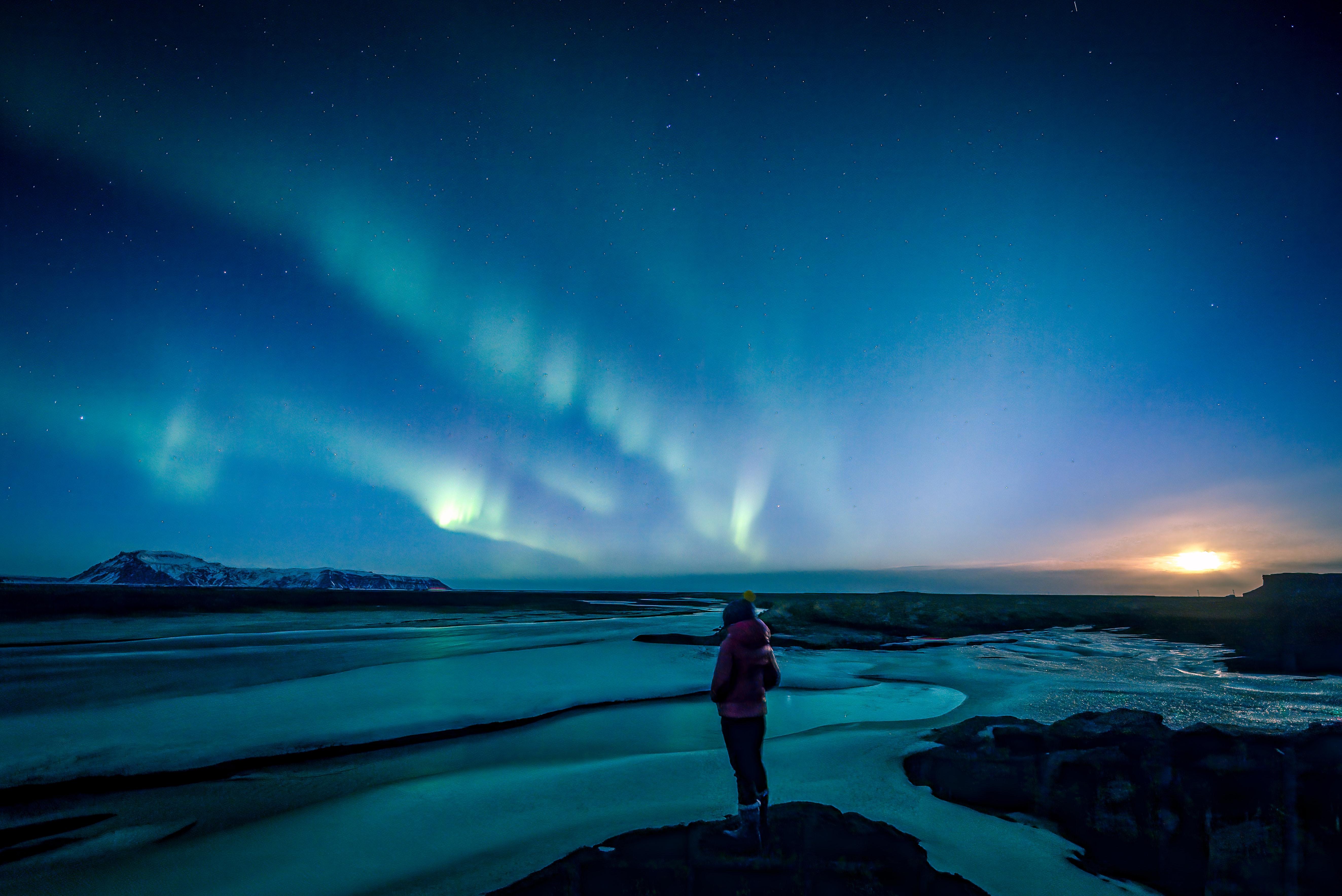Free download wallpaper Sky, Miscellanea, Miscellaneous, Loneliness, Northern Lights, Lonely, Aurora Borealis, Girl, Alone on your PC desktop