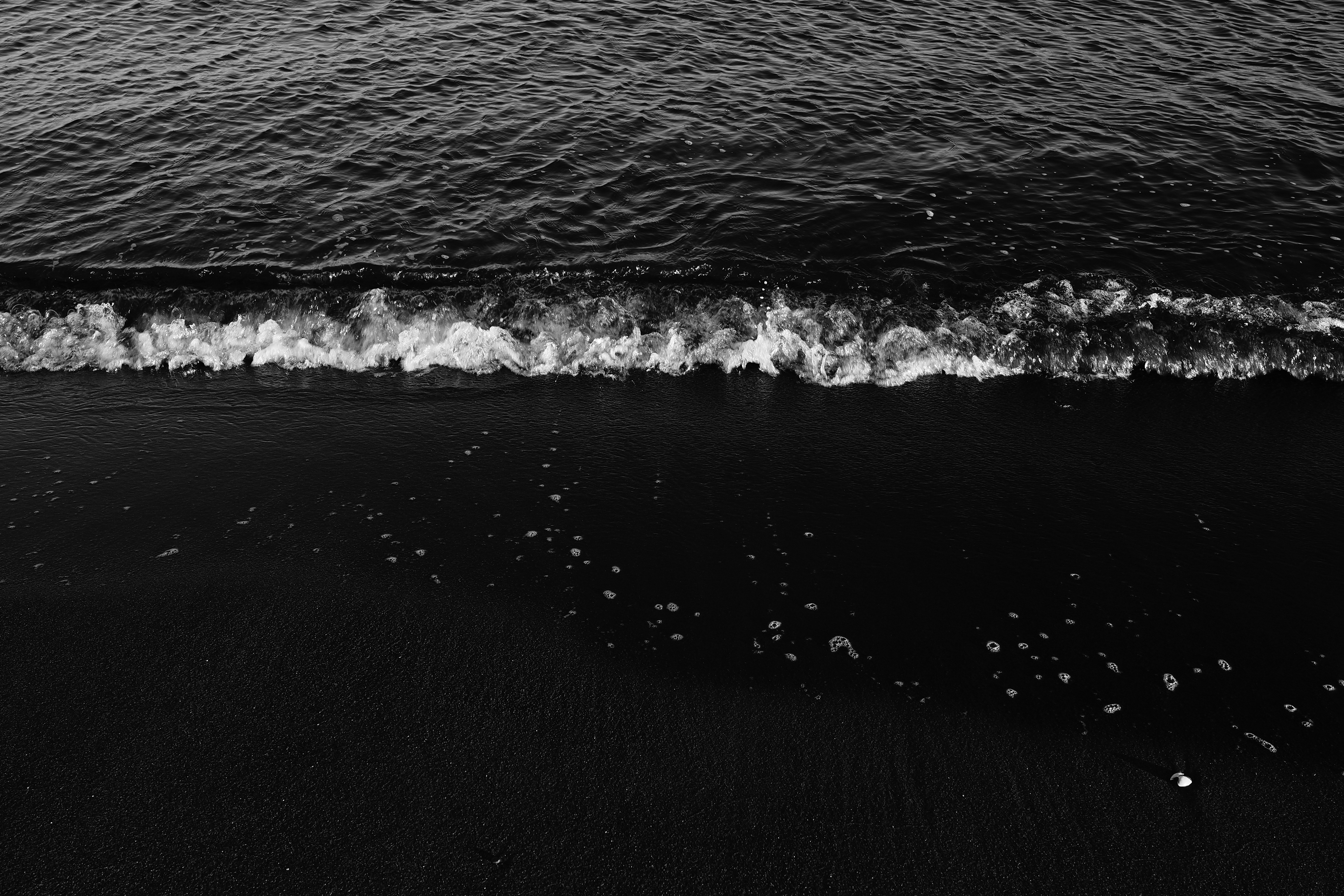 Download mobile wallpaper Bw, Foam, Chb, Surf, Water, Waves, Sand, Nature, Sea, Dark for free.