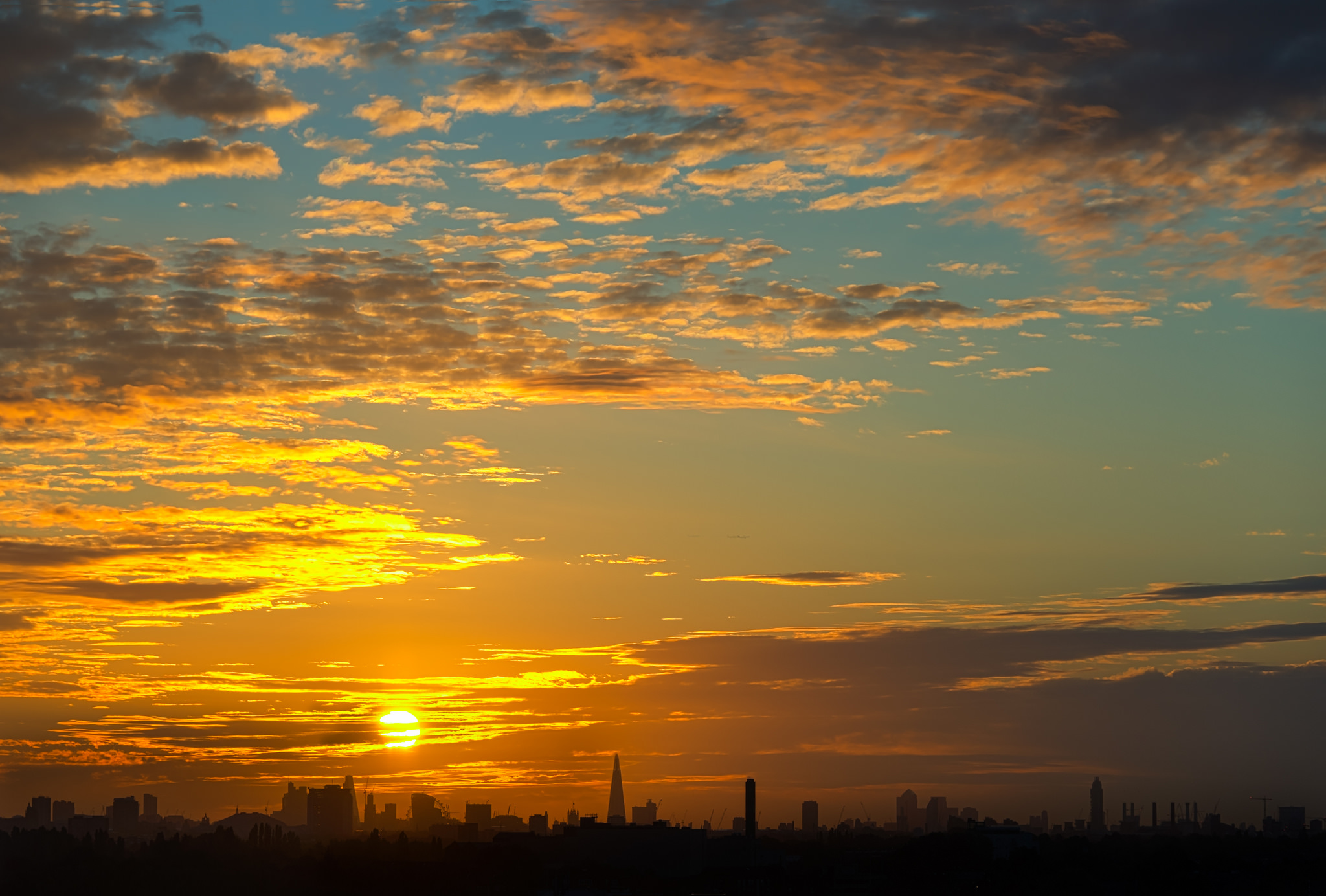 Laden Sie das Wolkenkratzer, Wolke, Fotografie, Himmel, Sonnenuntergang, Sonne, Großstadt-Bild kostenlos auf Ihren PC-Desktop herunter